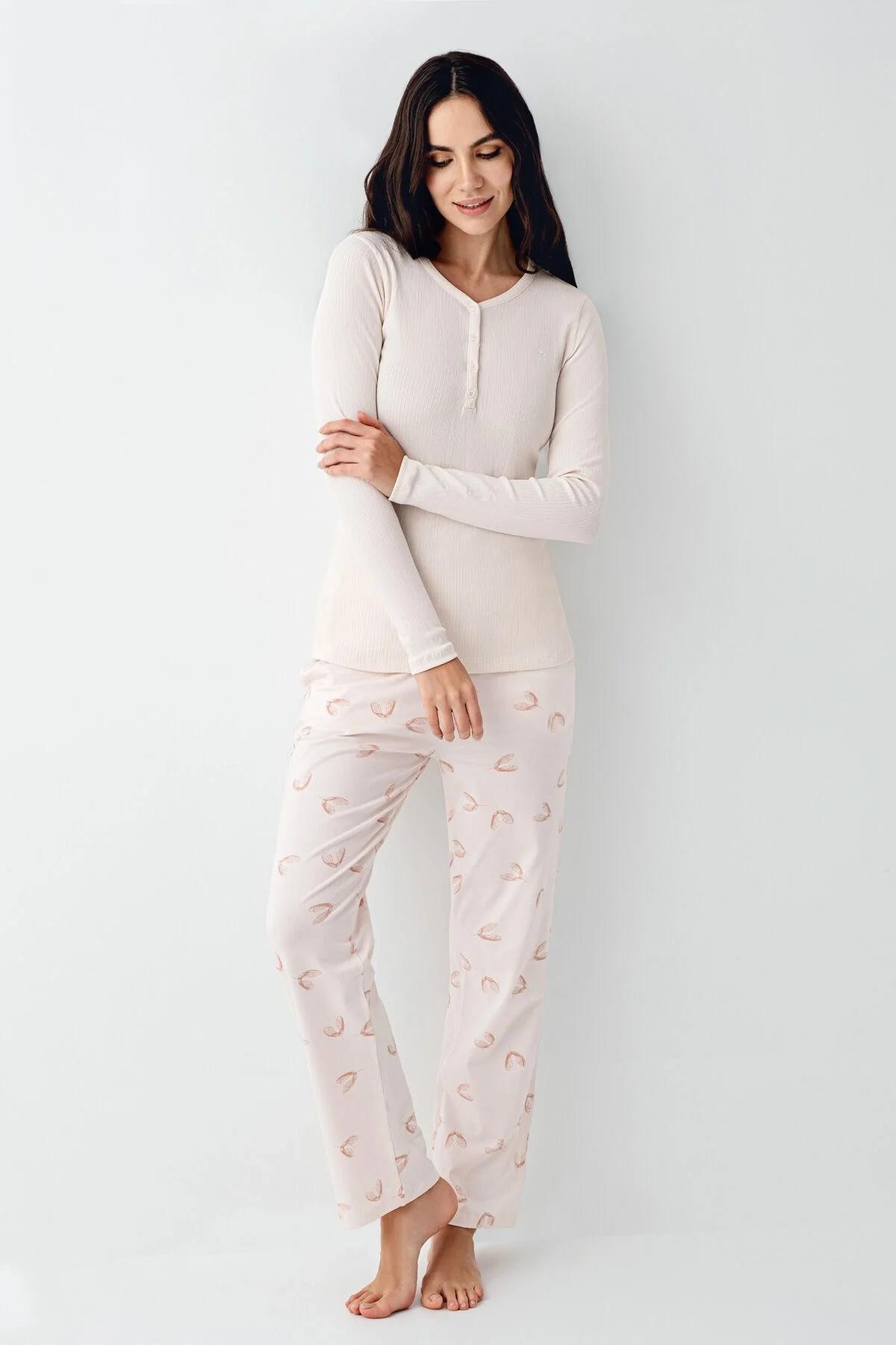 Pembe dantelli kuşaklı kadın pijama takımı, Arnetta marka rahat iç giyim, uzun kollu üst ve desenli pantolon