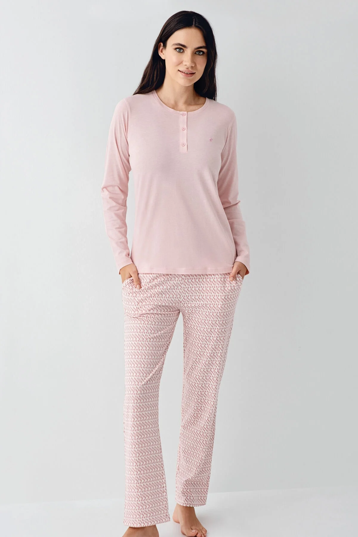 Pembe Pierre Cardin kadın pijama takımı, uzun kollu üst ve desenli pantolon, rahat uyku giyimi, Arnetta markası