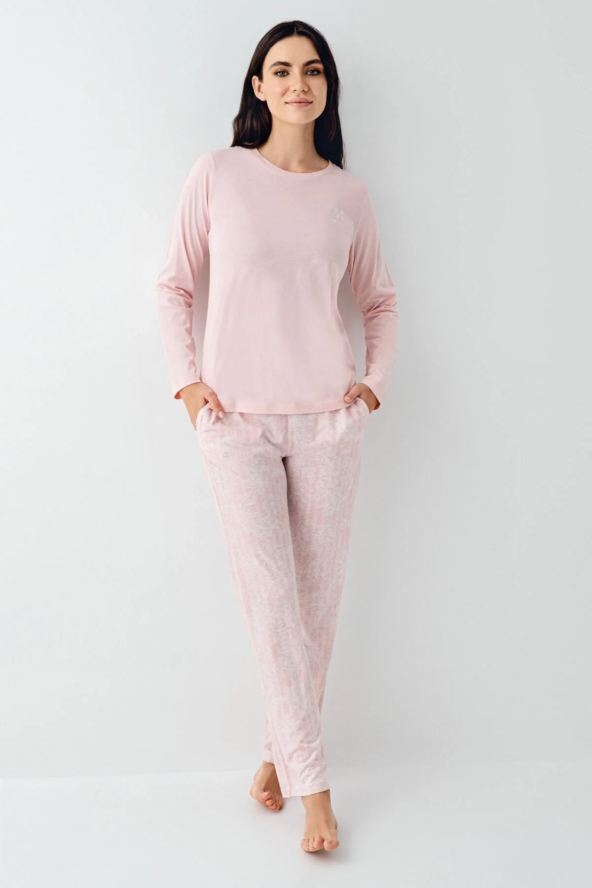 Pembe Pierre Cardin kadın pijama takımı, uzun kollu üst ve desenli pantolon, rahat uyku giyimi, Arnetta markası