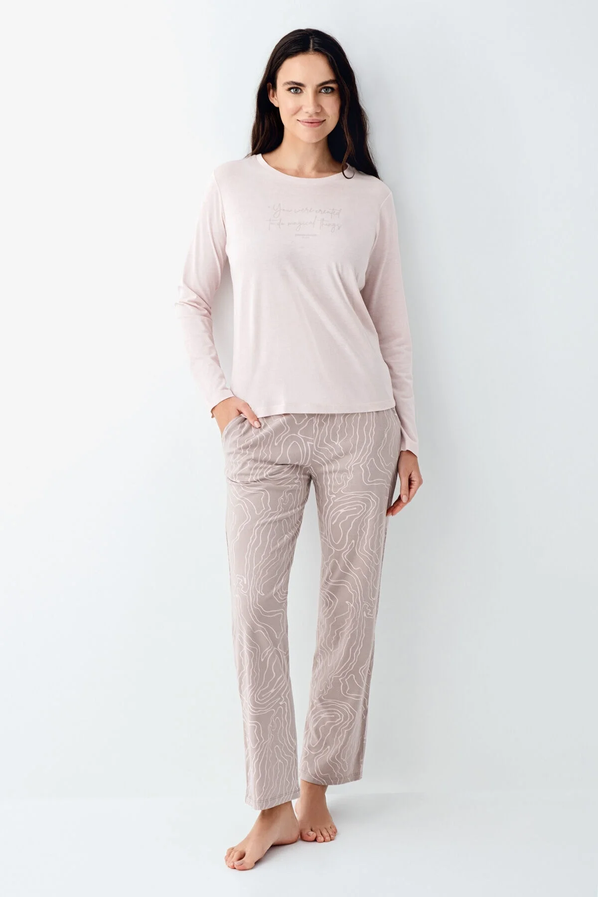 Pembe pijama takımı, Pierre Cardin markası, uzun kollu üst ve desenli pantolon, kadın iç giyim, rahat uyku seti
