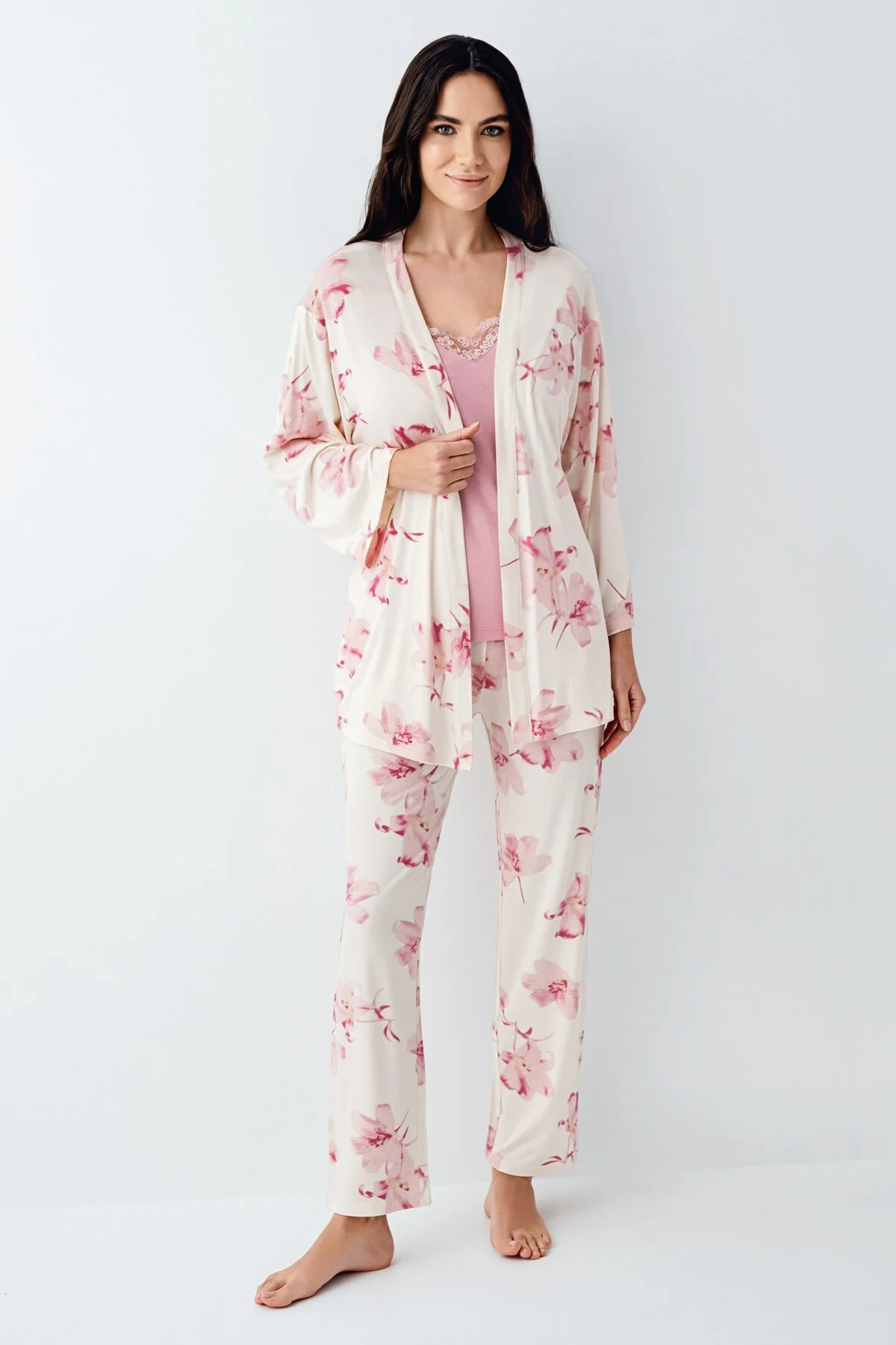 Pembe çiçek desenli kadın gecelik seti, dantelli iç giyim ve uzun kollu ceketli pijama, Arnetta markası, rahat ve lüks yatak odası stilinde