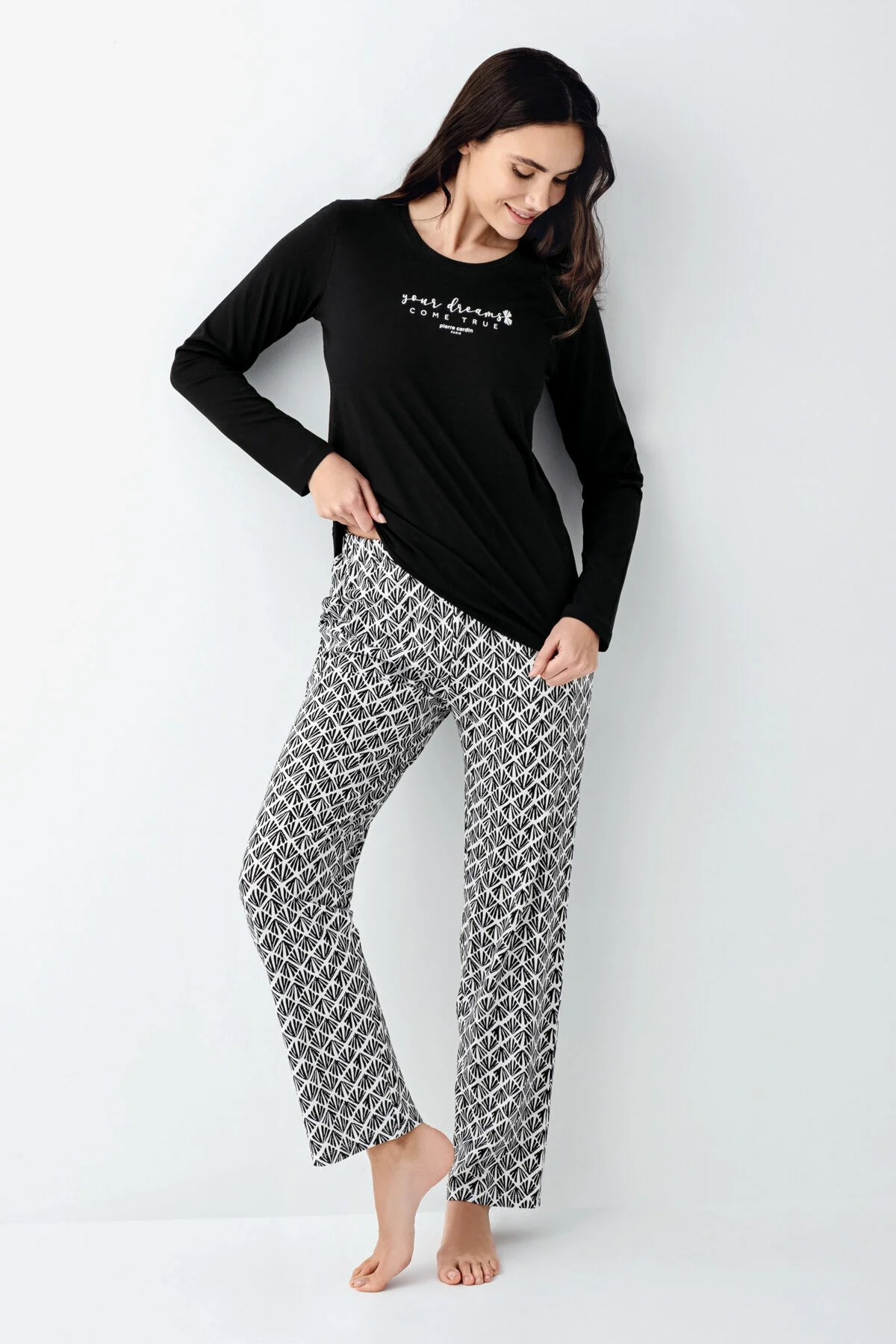 Kadın siyah pijama takımı, Pierre Cardin markası, desenli pantolon ve yazılı üst, rahat uyku giyimi