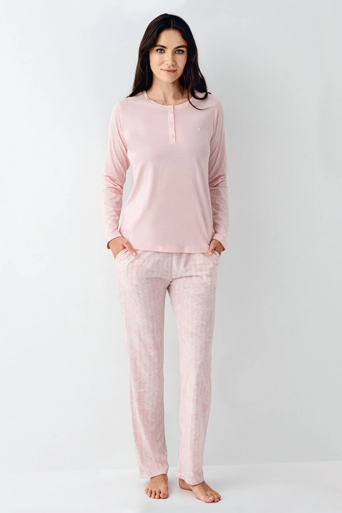 Pierre Cardin kadın pijama takımı, pembe renk, uzun kollu üst ve desenli pantolon, Arnetta markası, rahat uyku giyimi