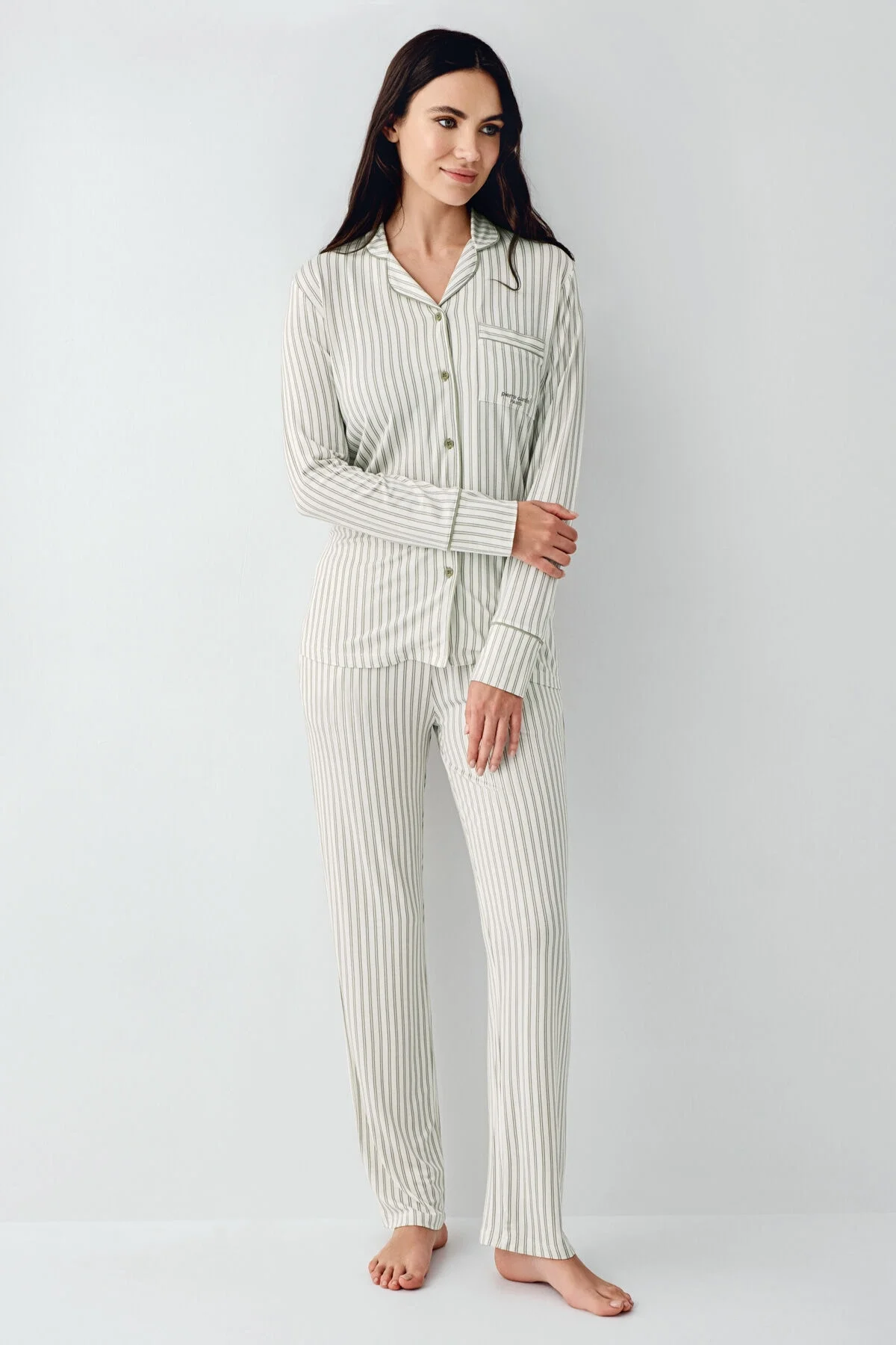 Yeşil çizgili Pierre Cardin kadın pijama seti, uzun kollu gömlek ve pantolon, Arnetta markası, rahat uyku giysisi