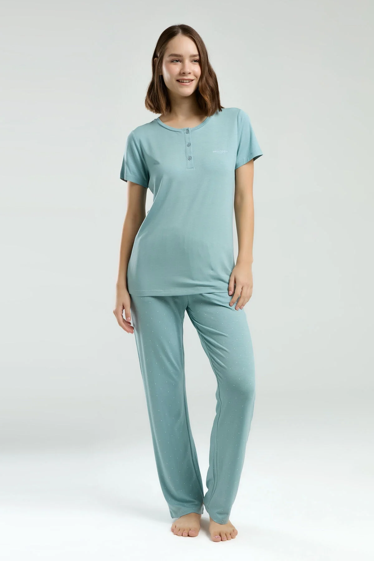 Yeşil Pijama Takımı, Pierre Cardin marka kadın pijama, kısa kollu üst ve desenli pantolon, rahat uyku iç giyimi