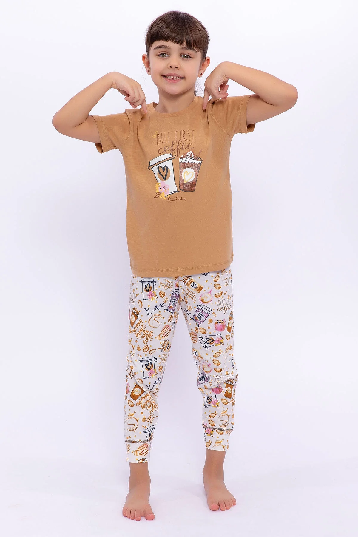 Kahverengi kız çocuk pijama takımı, kahve desenli üst ve pantolon, Pierre Cardin markası, çocuk iç giyim