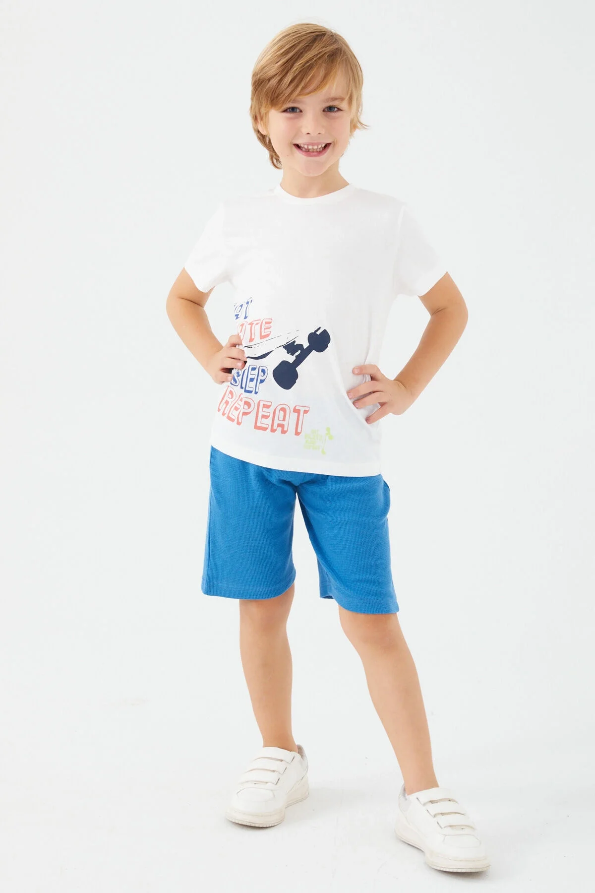 Beyaz t-shirt ve mavi Bermuda takım, Rolypoly erkek çocuk yazlık giyim, Arnetta markası, çocuk modeli pozlama