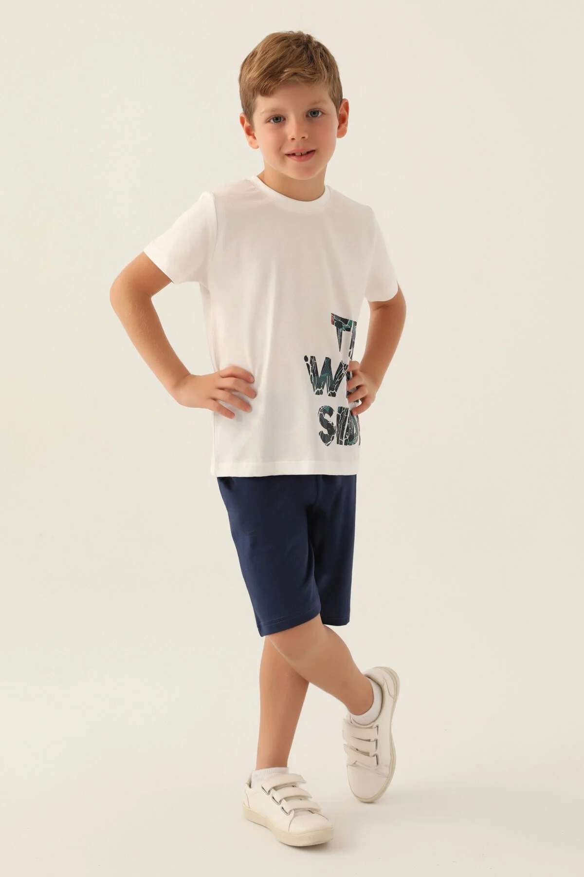 Beyaz desenli t-shirt ve mavi Bermuda takım, Arnetta marka erkek çocuk yazlık giyim seti