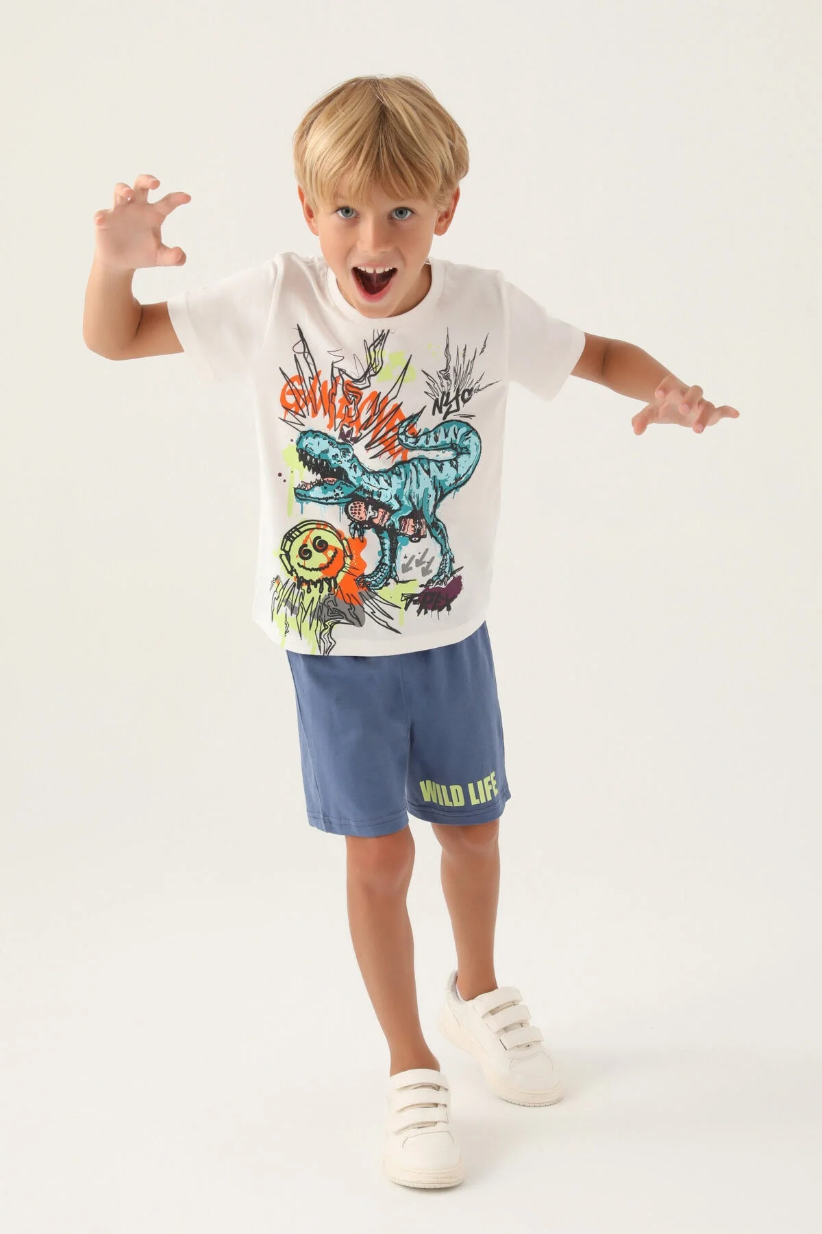 Beyaz kıyafetli erkek çocuk, mavi desenli Bermuda takım pantolonu ve kıyafetli t-shirt, Arnetta markası, çocuk giyim