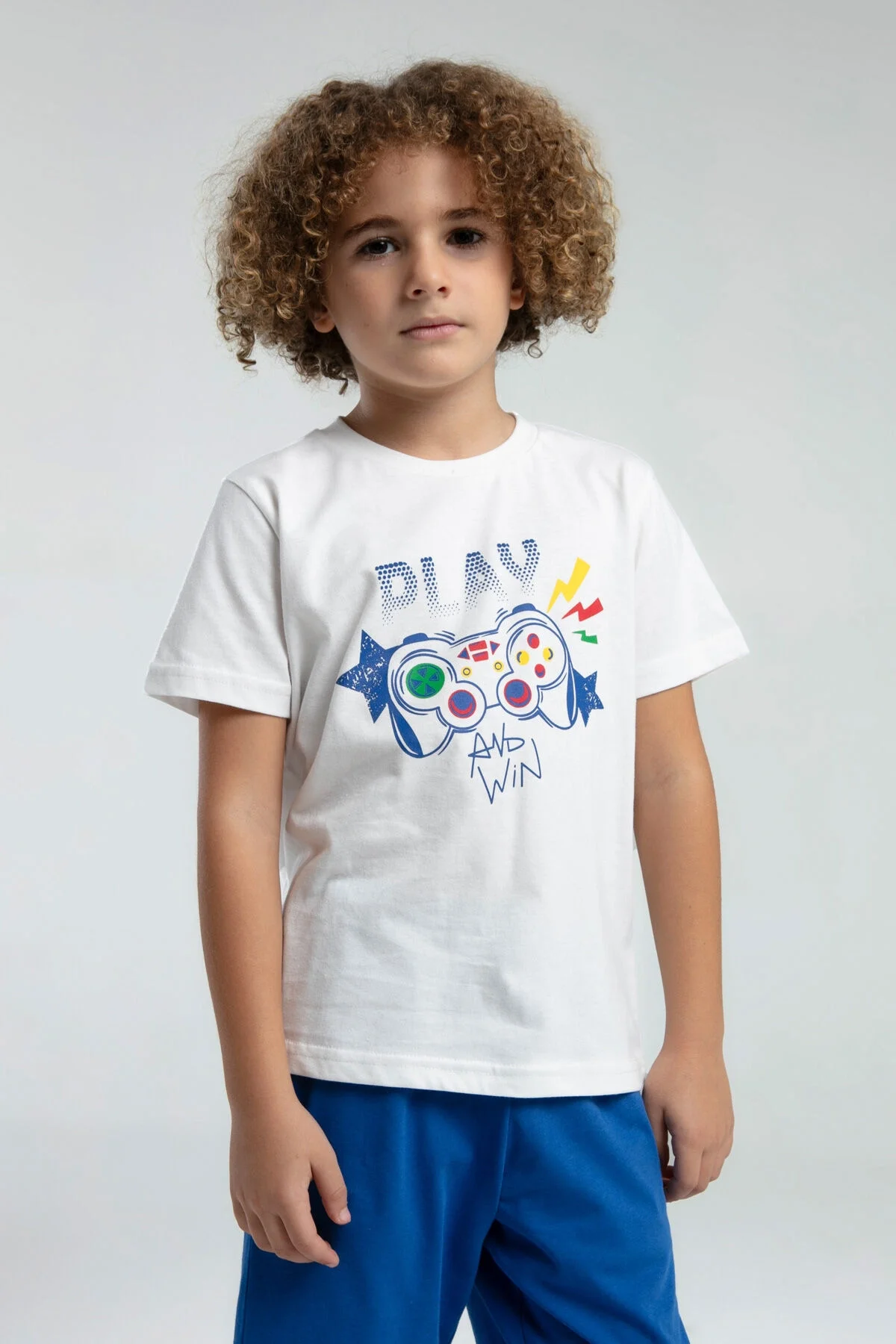 Beyaz oyun kumandası desenli T-shirt ve mavi Bermuda takım, Arnetta marka erkek çocuk giyim seti