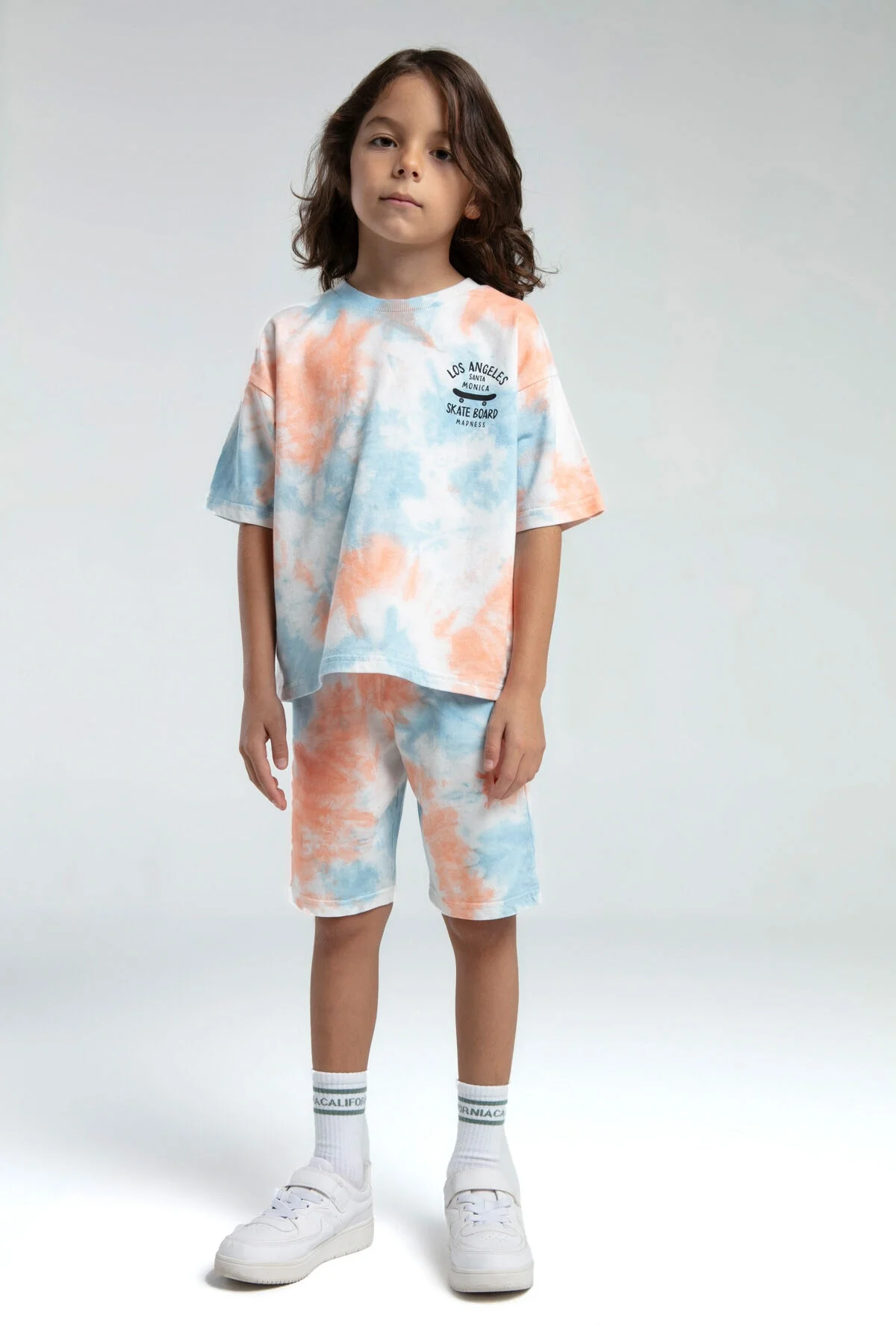 Beyaz turuncu mavi tie-dye desenli erkek çocuk bermuda takım, Arnetta marka çocuk giyim, spor ve günlük kullanım için