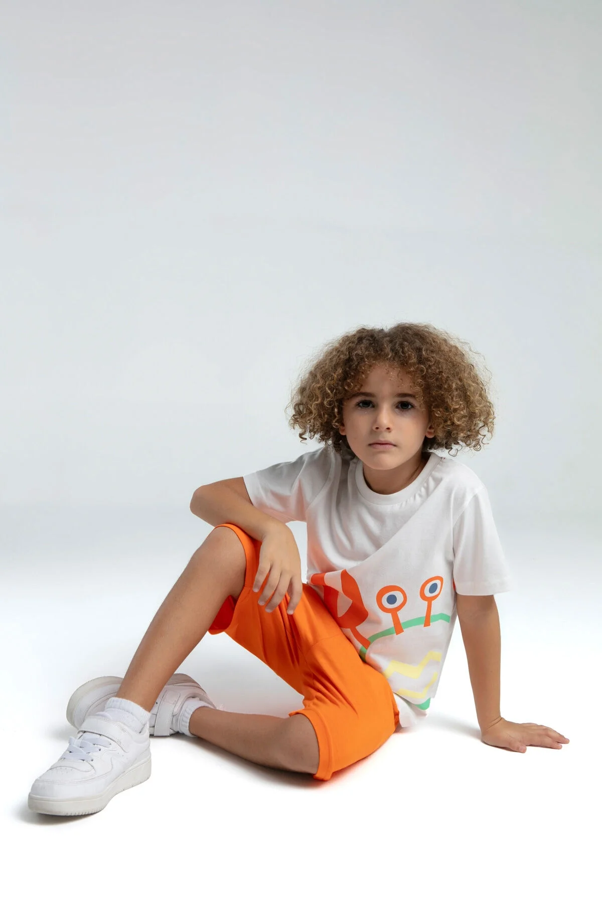 Beyaz kıyafetli erkek çocuk, turuncu Bermuda takım elbette, Arnetta markası, çocuk giyim seti, renkli kıyafet, çocuk moda
