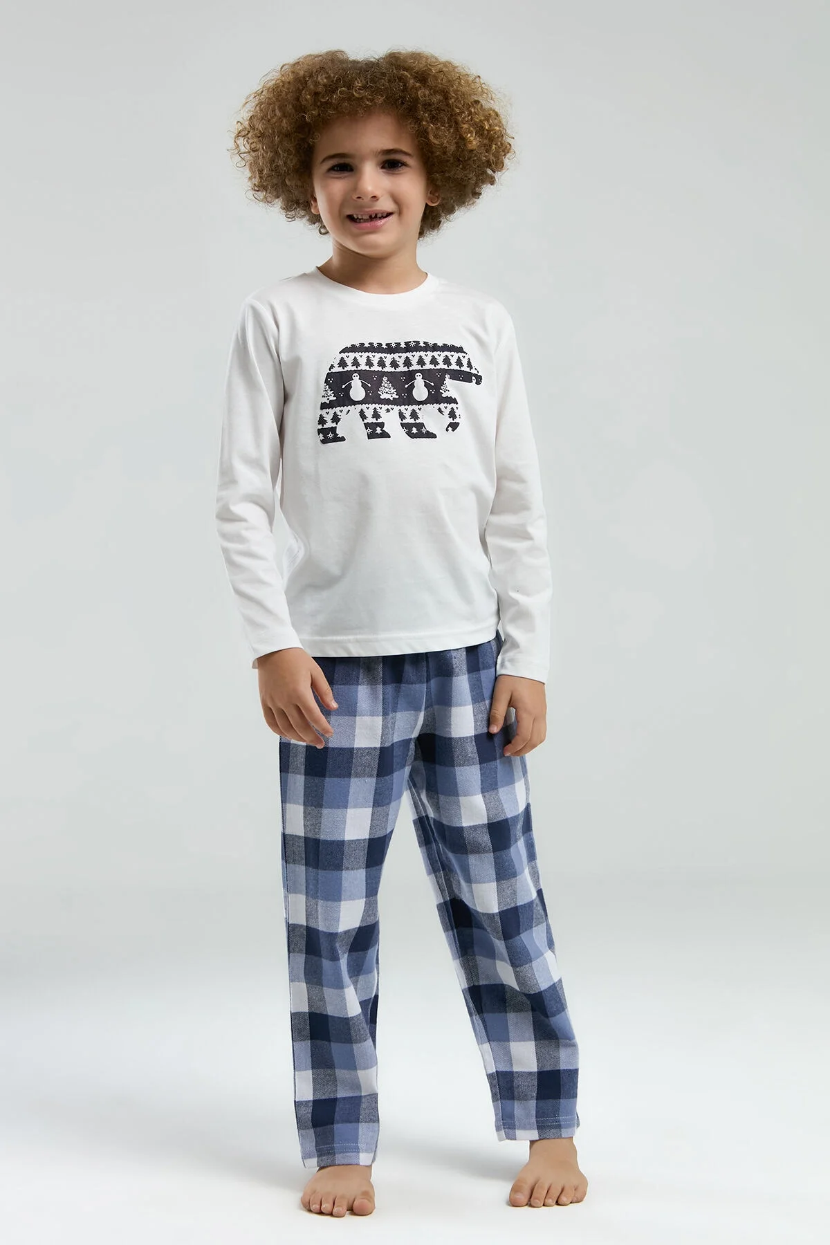 Beyaz polar kıyafetli erkek çocuk pijama takımı, koyu mavi kareli pantolon ve kutu desenli üst, Arnetta markası
