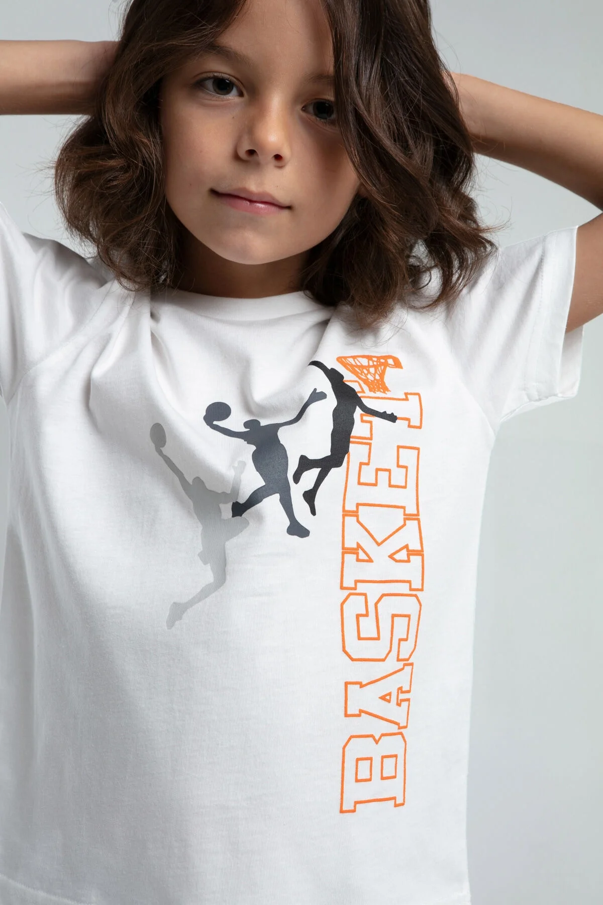 Beyaz basketbol temalı erkek çocuk pijama takımı, Arnetta markası, spor desenli üst ve pantolon, çocuk giyim