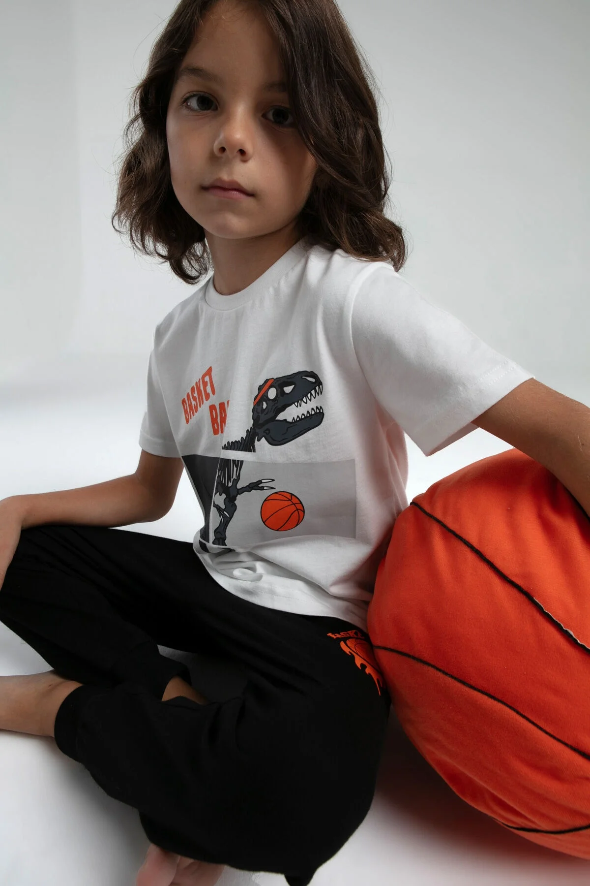 Beyaz dino ve basketbol desenli erkek çocuk pijama takımı, Arnetta markası, çocuk iç giyim, pijama seti