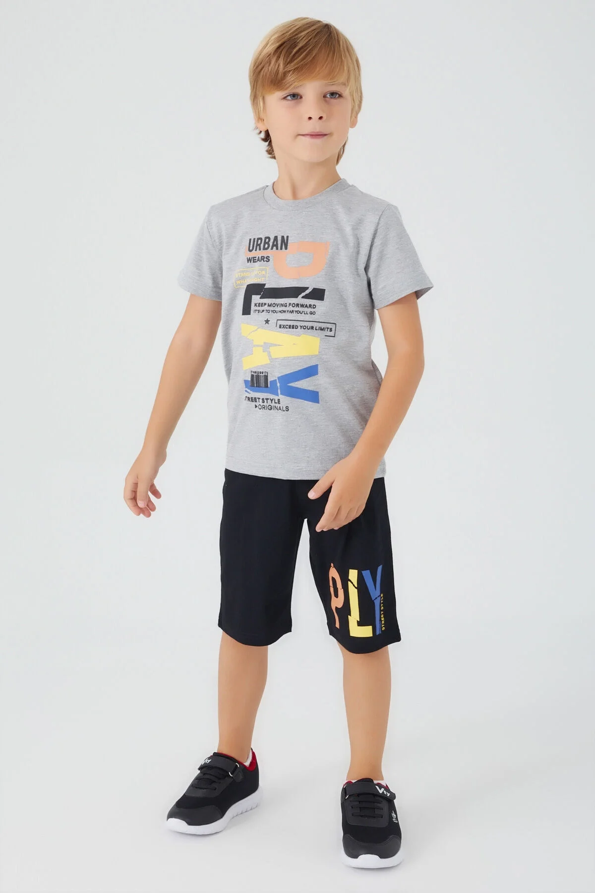 Gri desenli erkek çocuk Bermuda takım, Arnetta markası, spor stil, çocuk giyim, genç erkek model