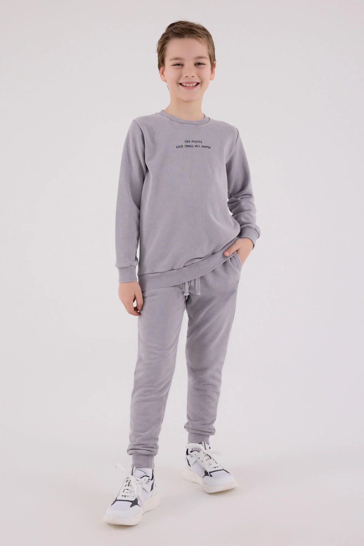 Gri erkek çocuk eşofman takımı, Arnetta markası, rahat günlük giyim, ön gömlek üzerinde 'Stay Positive' yazısı