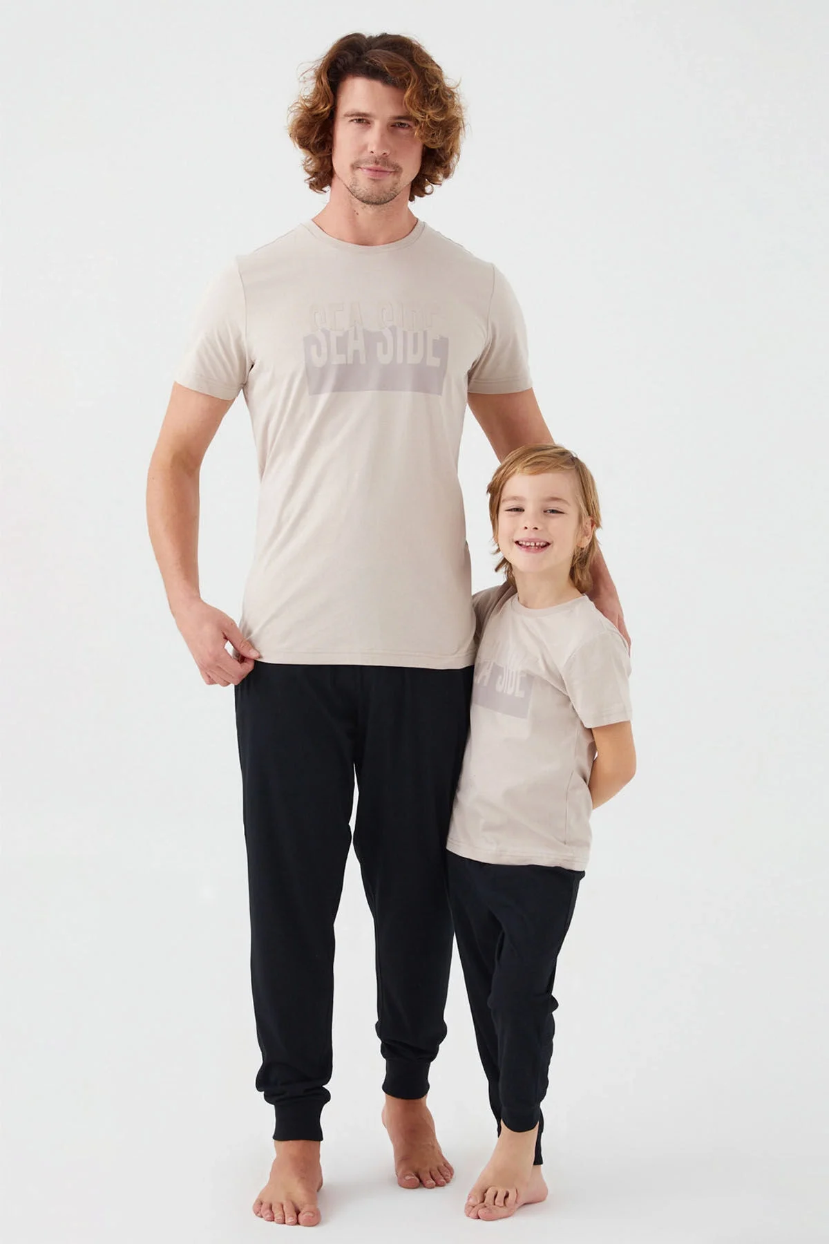 Gri 'Sea Side' yazısı olan erkek çocuk pijama takımı, Arnetta markası, tam boy model görsel
