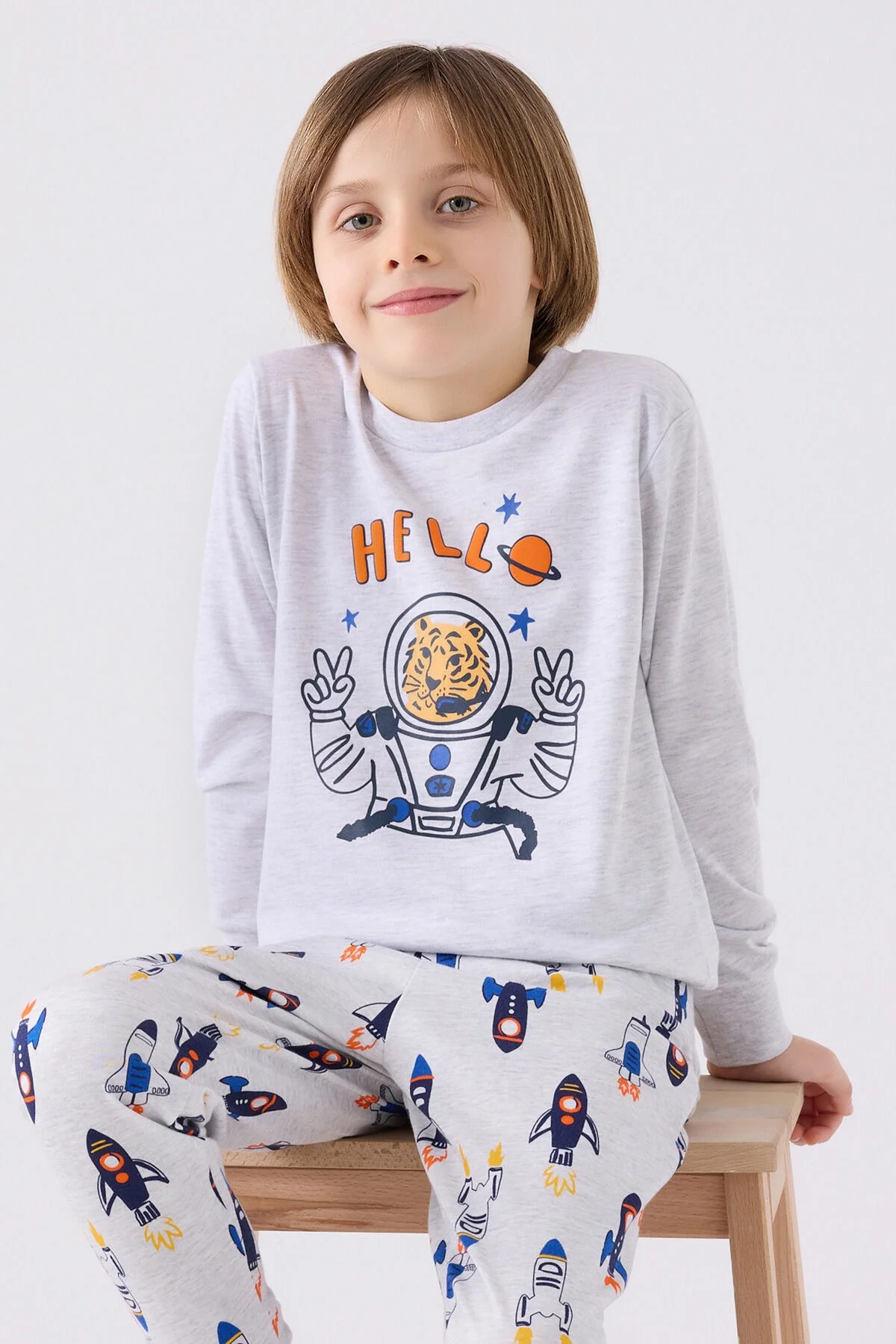 Gri astronot ve roket desenli Rolypoly erkek çocuk pijama takımı, Arnetta markası, çocuk iç giyim