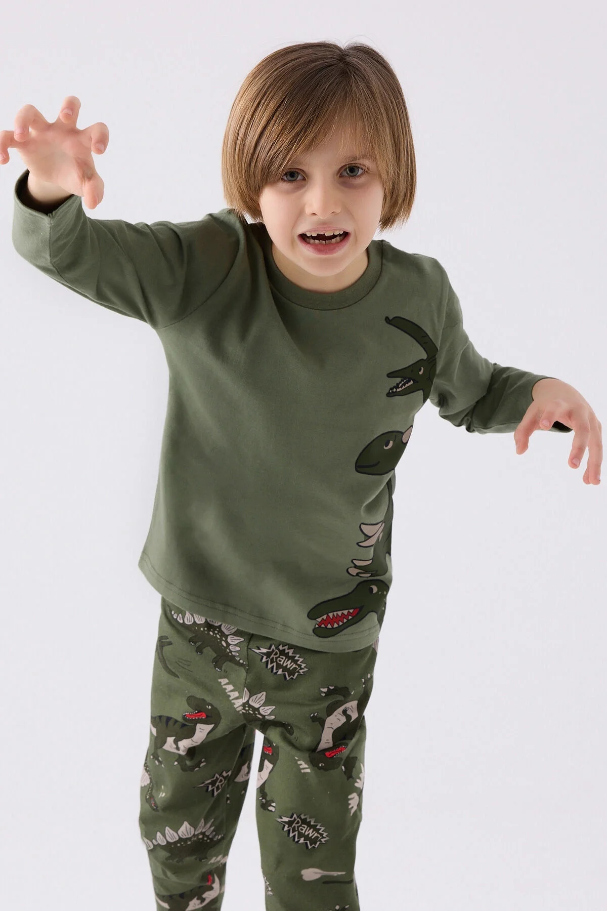 Haki renkli dinosör desenli erkek çocuk pijama takımı, Arnetta markası, tam vücut görünümü, çocuk giyim