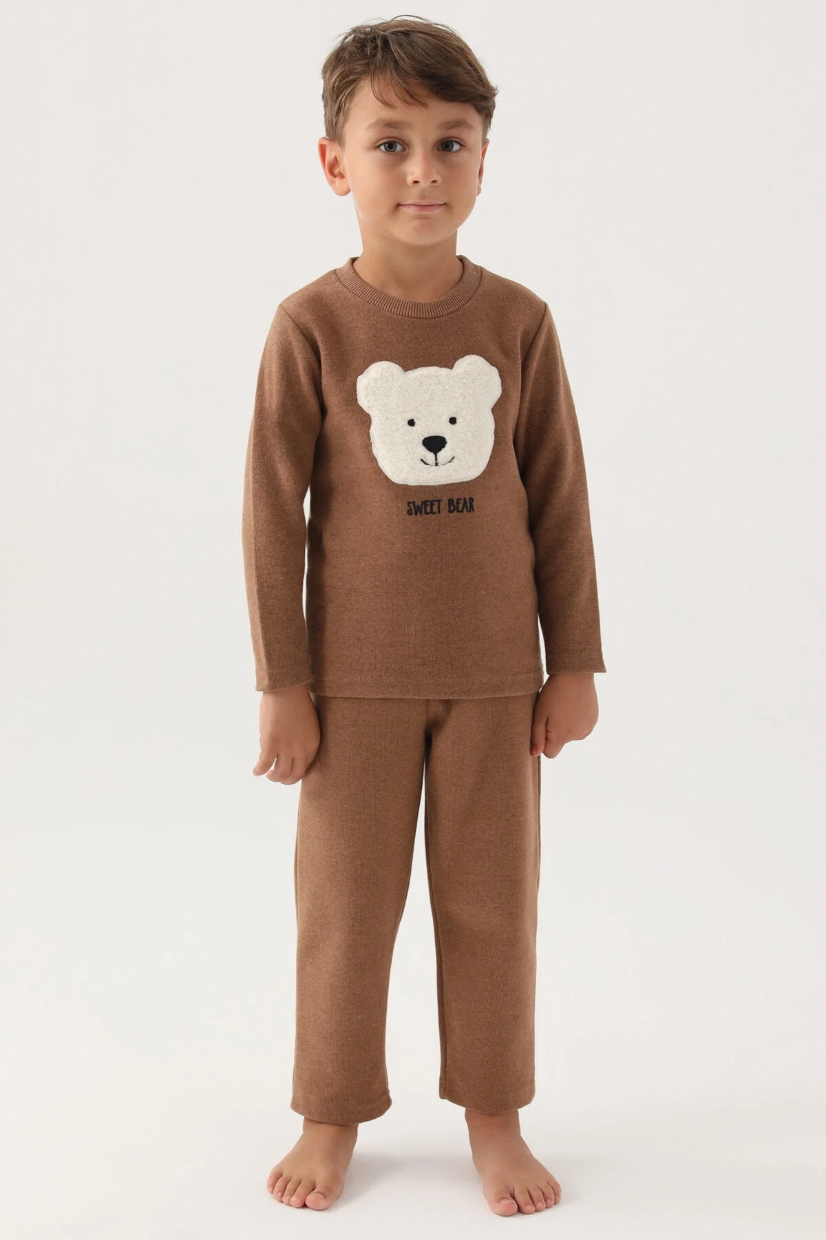 Kahverengi polar kıyafetli erkek çocuk pijama takımı, önündeki beyaz ayı deseni, Arnetta markası, çocuk iç giyim