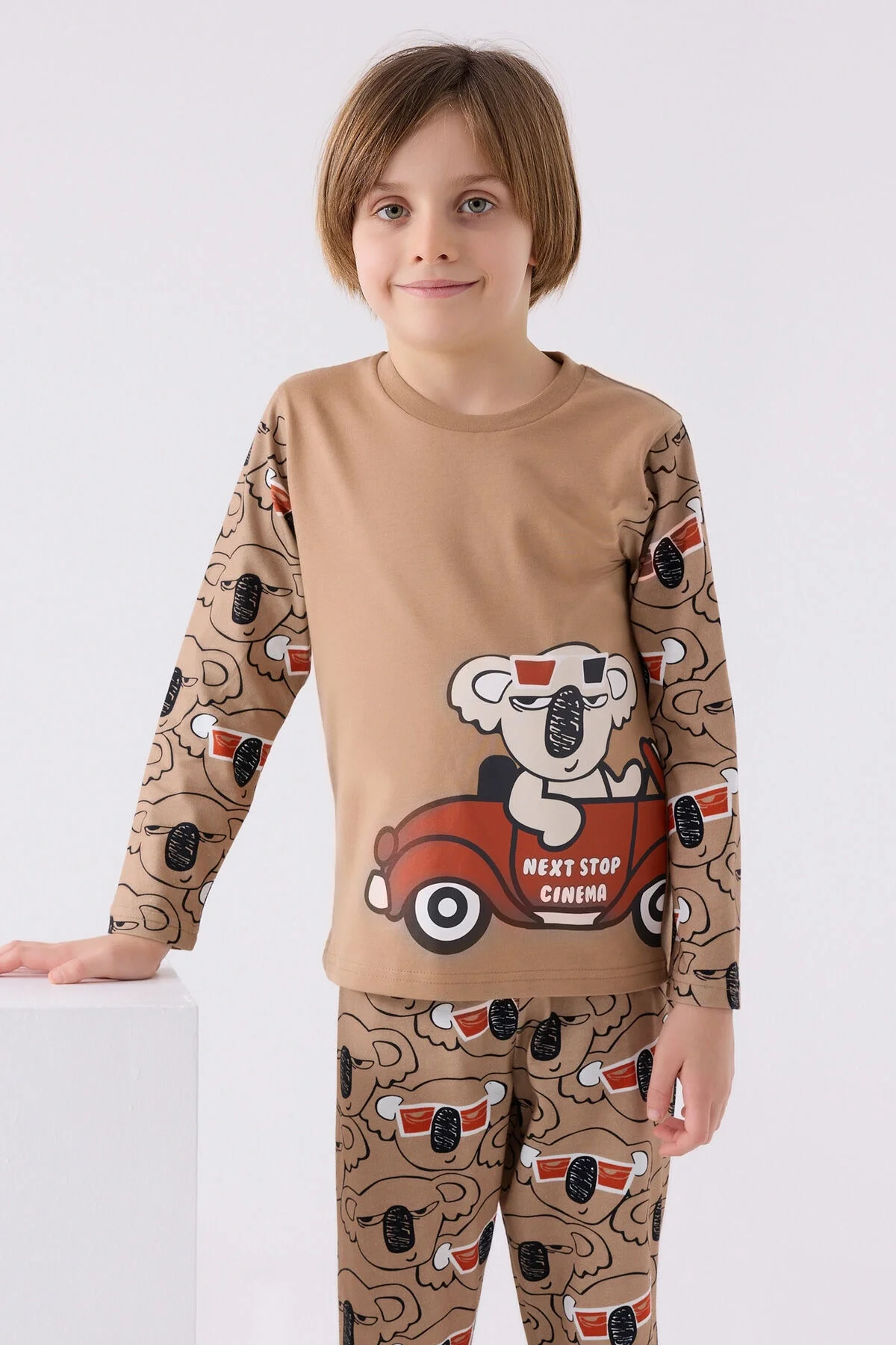 Kahverengi koala ve sinema desenli erkek çocuk pijama takımı, Arnetta markası, uzun kollu ve pantolonlu, çocuk giyim