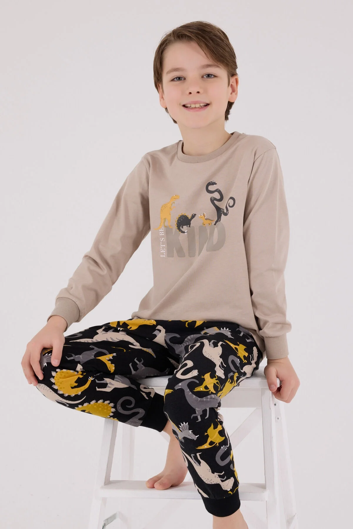 Kahverengi dino desenli erkek çocuk pijama takımı, Arnetta markası, uzun kollu üst ve desenli pantolon, çocuk giyim