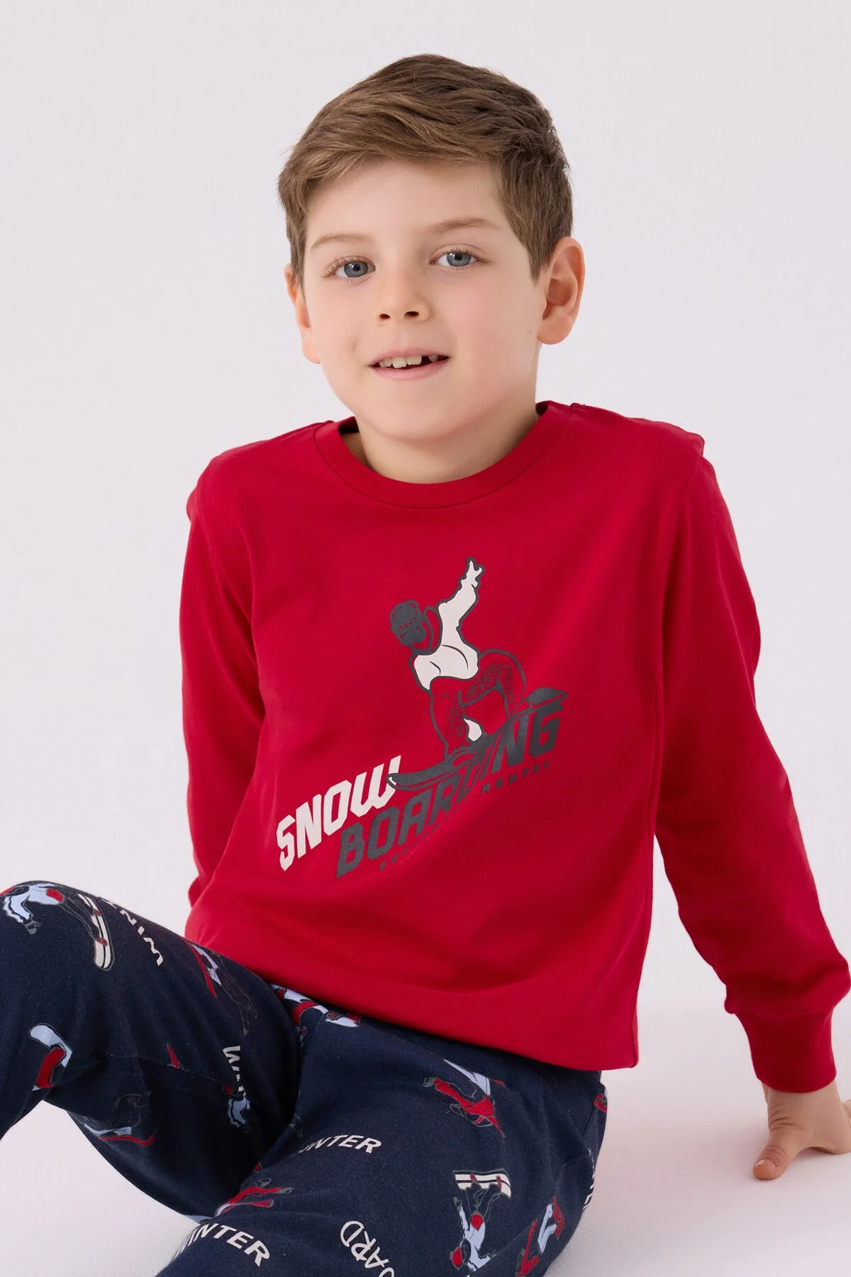 Kırmızı snowboarding desenli erkek çocuk pijama takımı, Arnetta markası, kıyafet ön ve yan görünümü