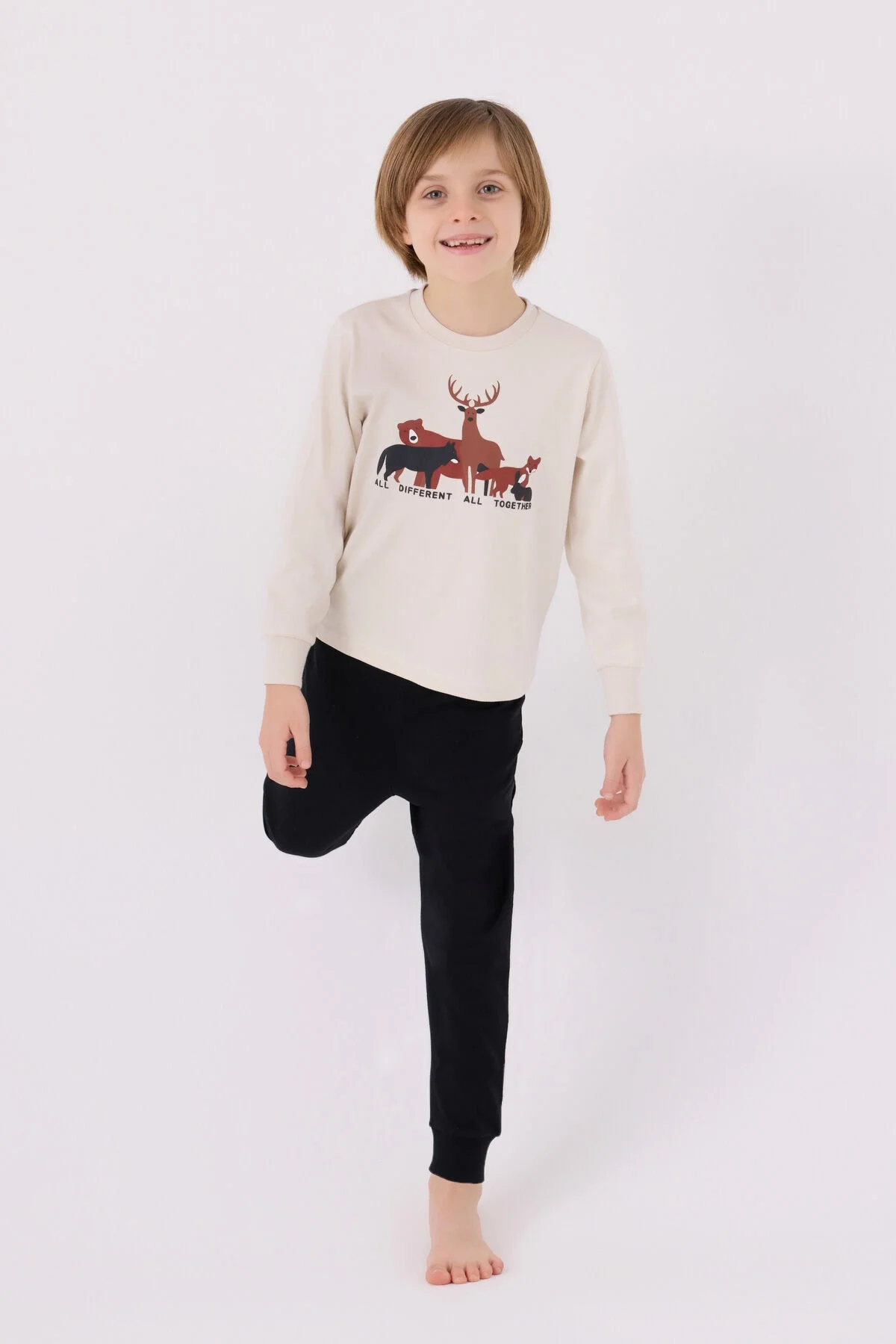 Arnetta Rolypoly erkek çocuk krem pijama takımı, koyu siyah pantolonlu, hayvan desenli, çocuk modeli ön görünüm