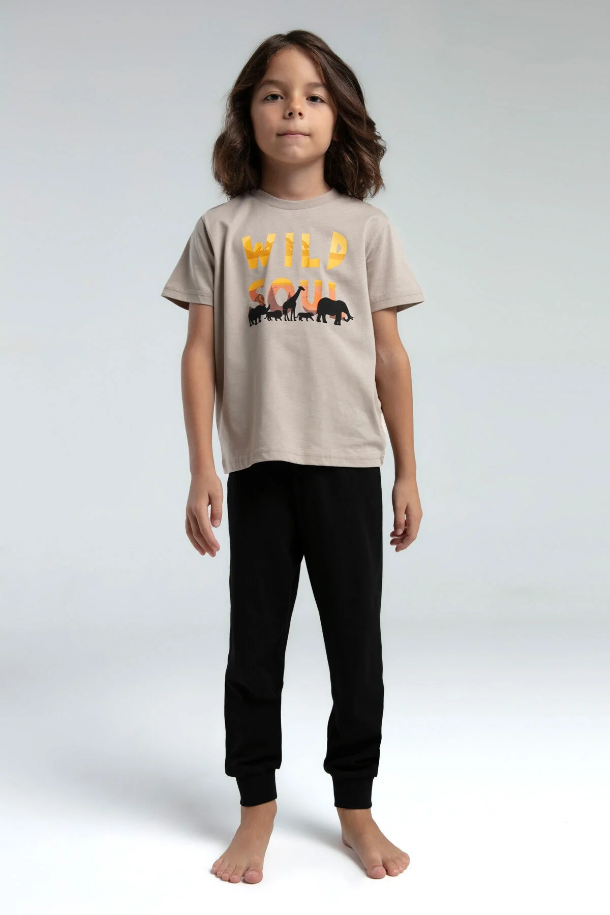 Kahverengi 'WILD SOUL' desenli erkek çocuk pijama takımı, Arnetta markası, koyu siyah pantolonlu, çocuk modeli