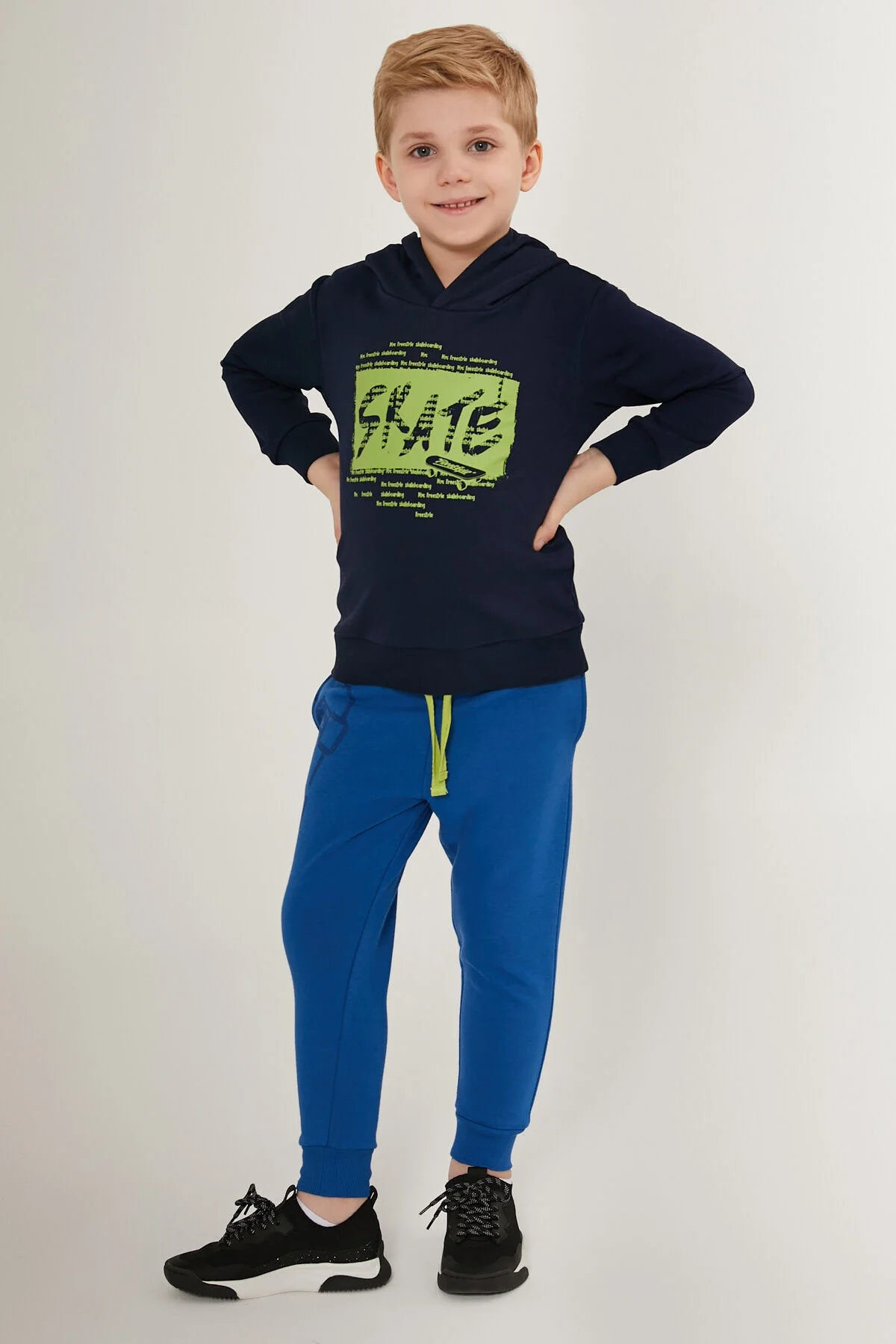 Lacivert ve mavi erkek çocuk eşofman takımı, Arnetta markası, skate desenli kapüşonlu sweatshirt ve pantolon, çocuk giyim
