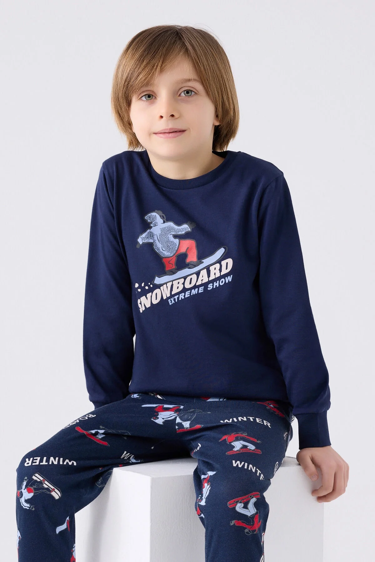 Lacivert snowboard desenli erkek çocuk pijama takımı, Arnetta markası, kıyafet ön ve yan görünümü