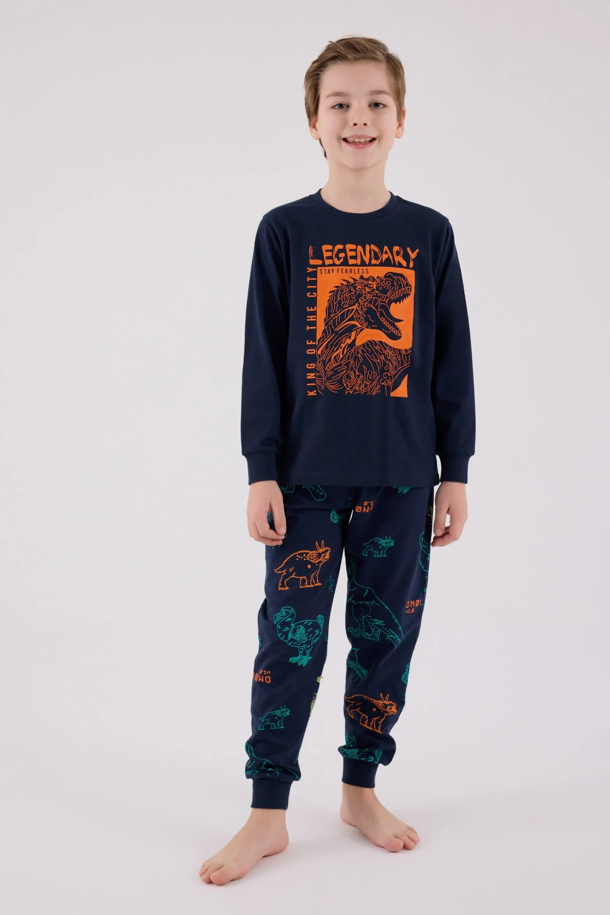 Lacivert dino desenli erkek çocuk pijama takımı, Arnetta marka, kıyafet ön ve yan görünümü, çocuk modeli