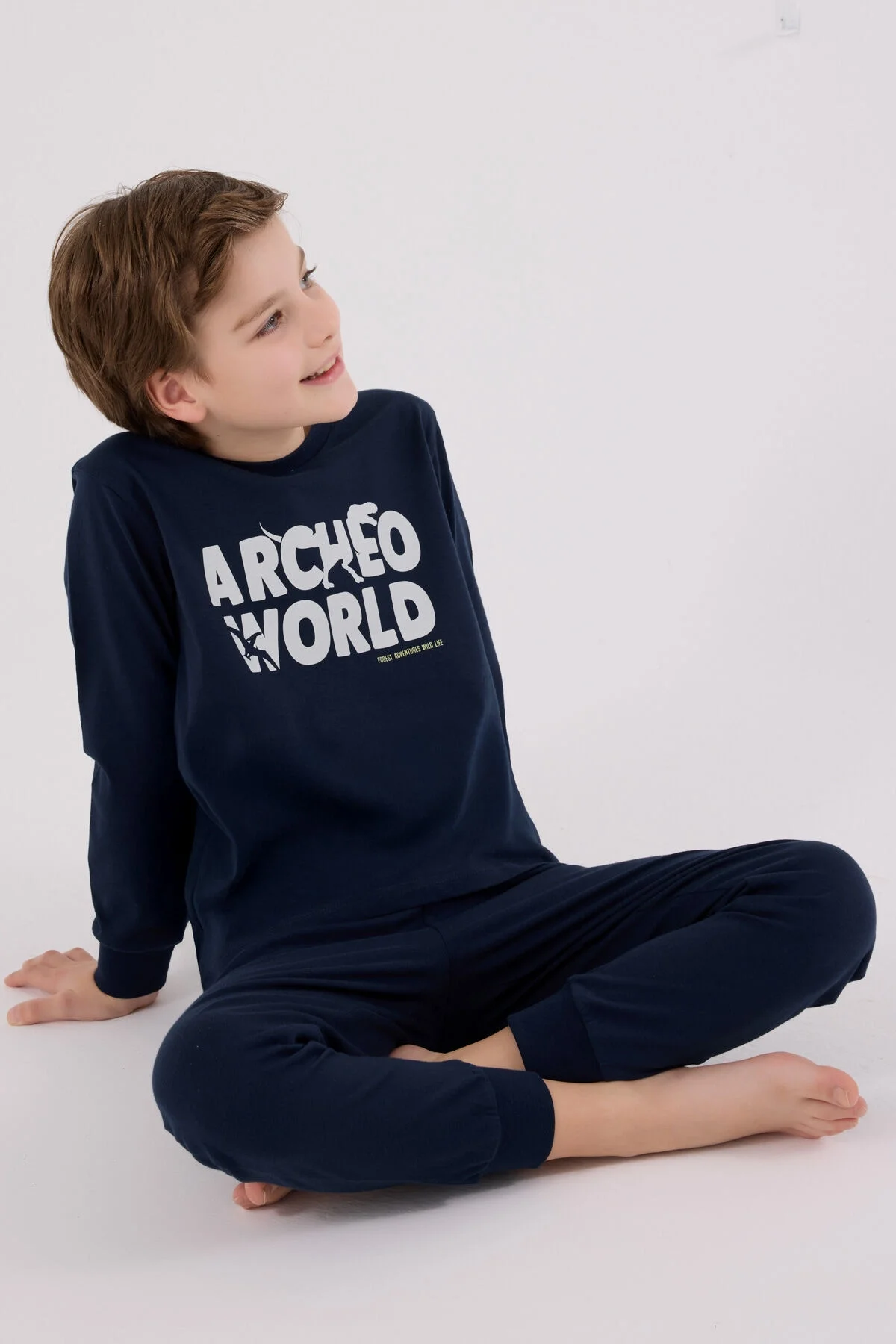 Lacivert erkek çocuk pijama takımı, Arnetta markası, uzun kollu tişört ve pantolon, 'Archeo World' yazısı