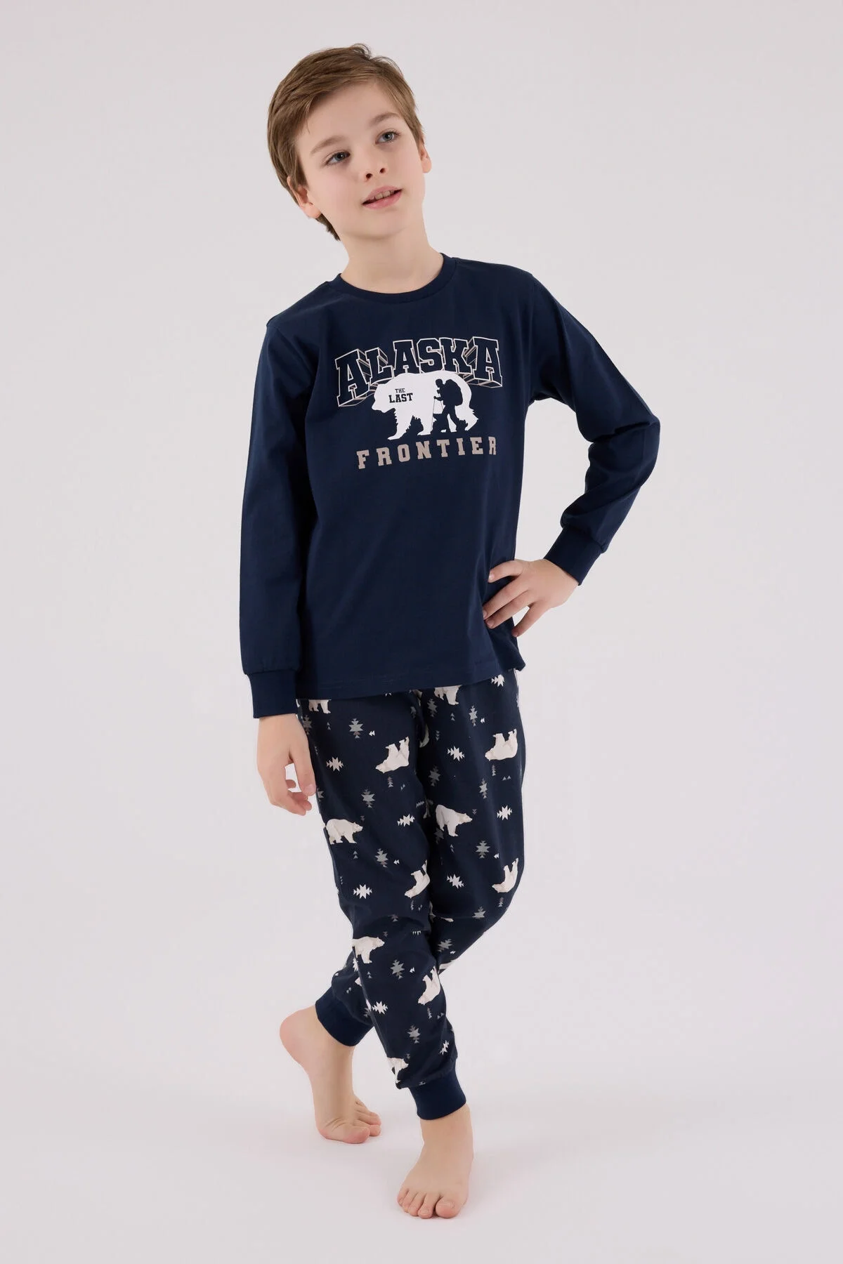 Lacivert Alaska motifli erkek çocuk pijama takımı, Arnetta markası, kıyafet detayları ve model pozisyonu