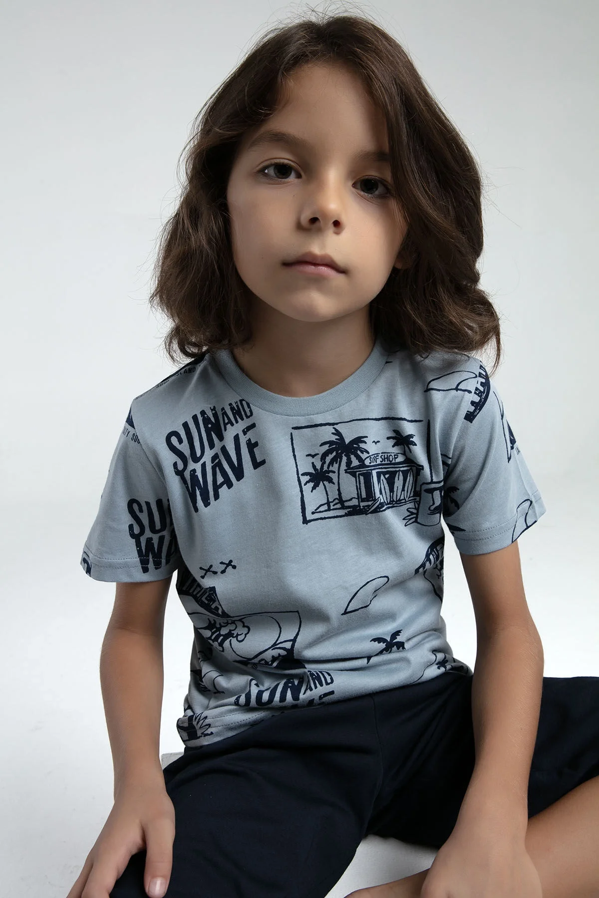 Mavi kapri takım elbette, güneş ve dalgalar desenli, Arnetta marka erkek çocuk pijama seti, ön ve yan görünüm