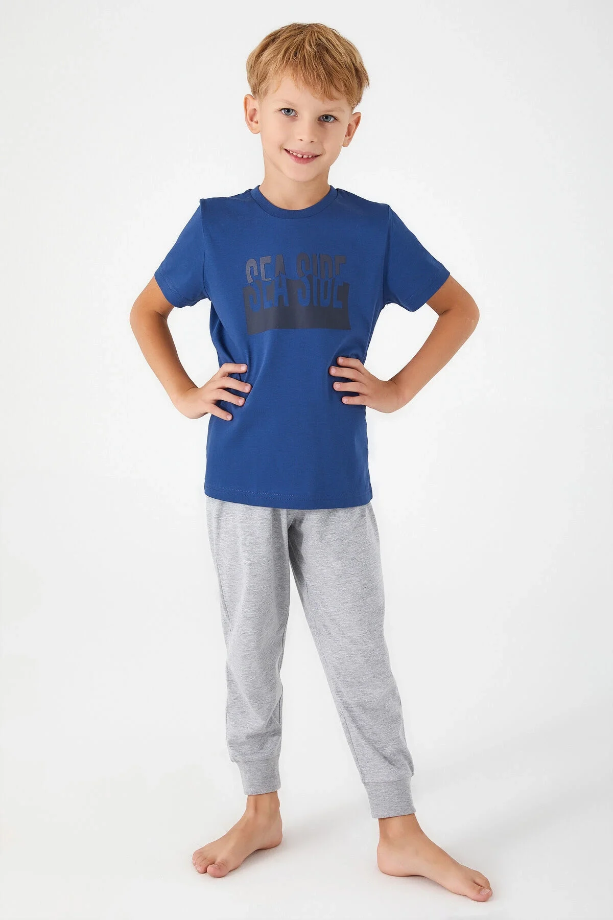 Mavi 'Sea Side' yazısı olan erkek çocuk pijama takımı, Arnetta markası, beyaz arka plan üzerinde tam boy görünüm