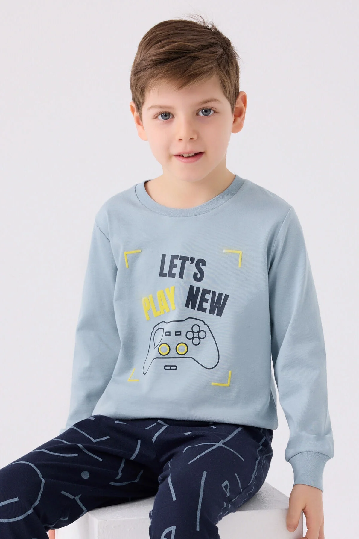 Mavi erkek çocuk pijama takımı, oyun kontrolcüsü ve geometrik desenli pantolon, Arnetta markası, çocuk iç giyim