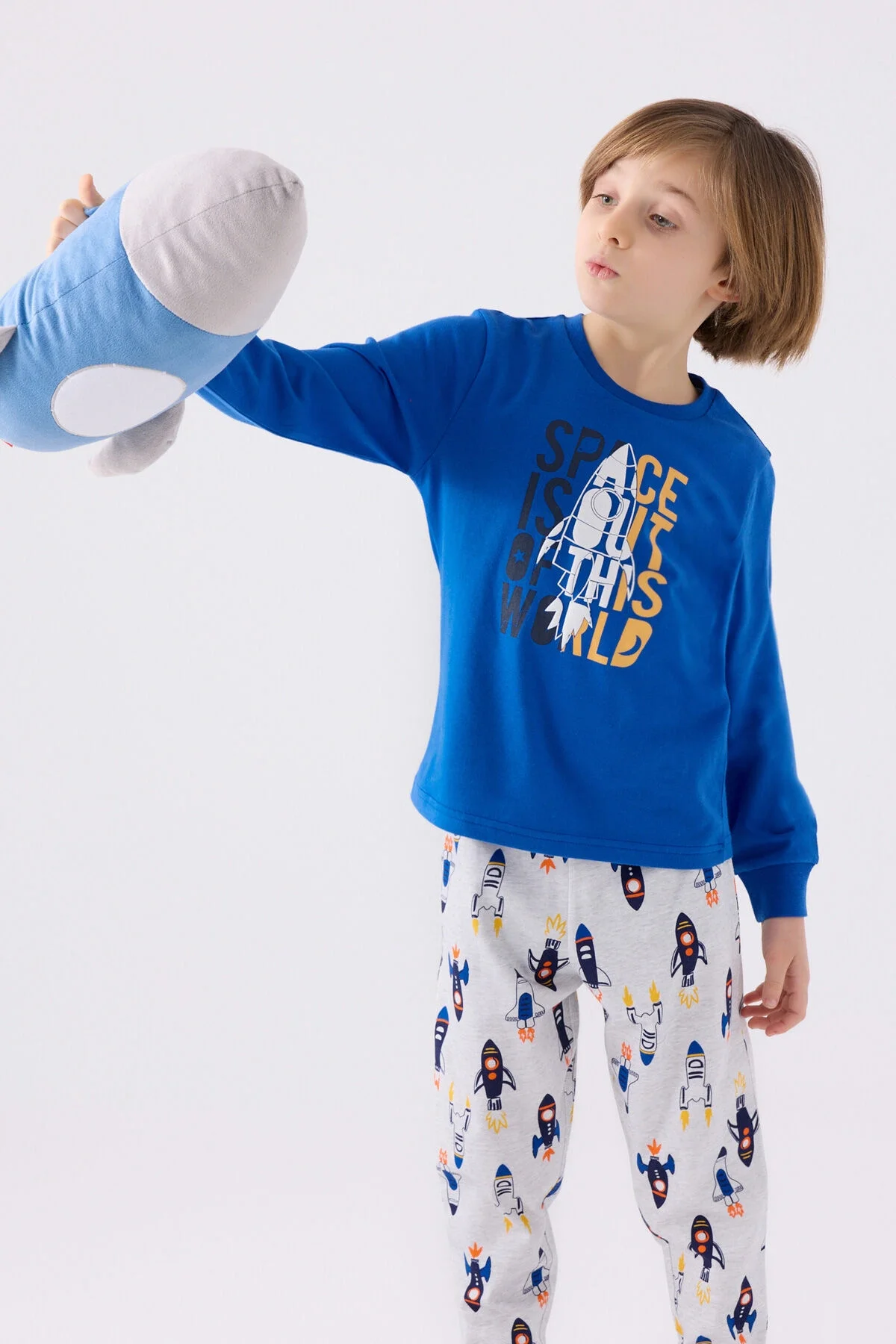 Mavi uzay teması ile çocuk pijama takımı, 'Space is out this world' yazısı, Arnetta markası, erkek çocuk pijama
