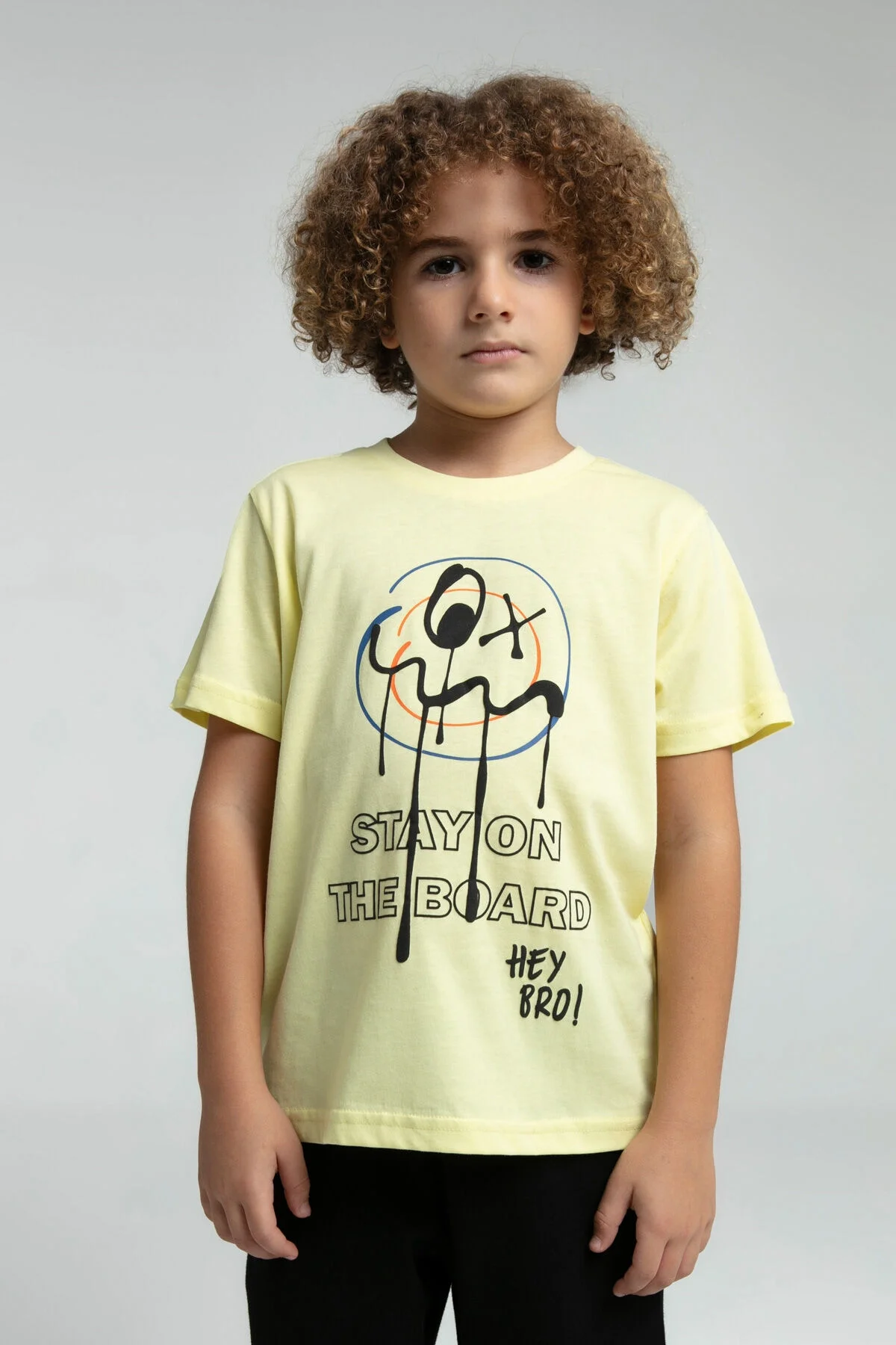 Sarı 'Stay On The Board' desenli erkek çocuk t-shirt ve siyah bermuda takım, Arnetta marka çocuk giyim