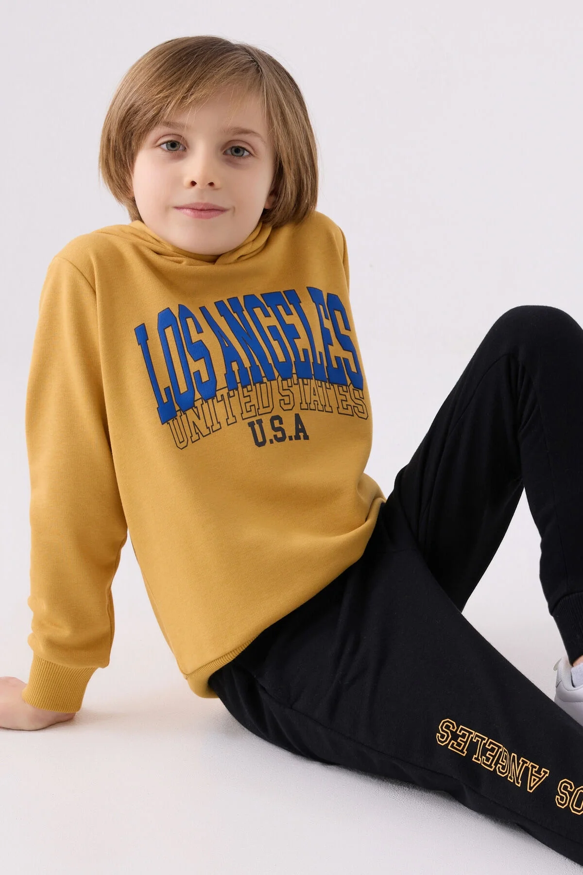 Sarı Los Angeles desenli kapüşonlu sweatshirt ve siyah pantolonlu erkek çocuk eşofman takımı, Arnetta markası