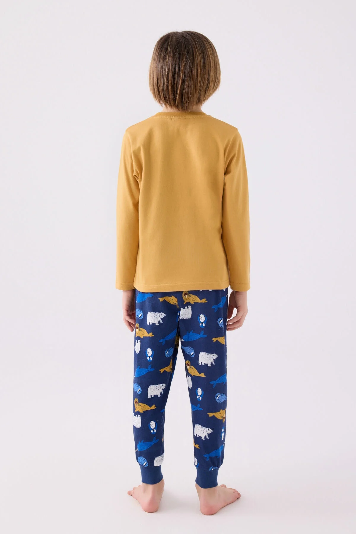Sarı 'Awesome Born to Be' yazısı ve kutu desenli erkek çocuk pijama takımı, Arnetta markası, beyaz arka plan