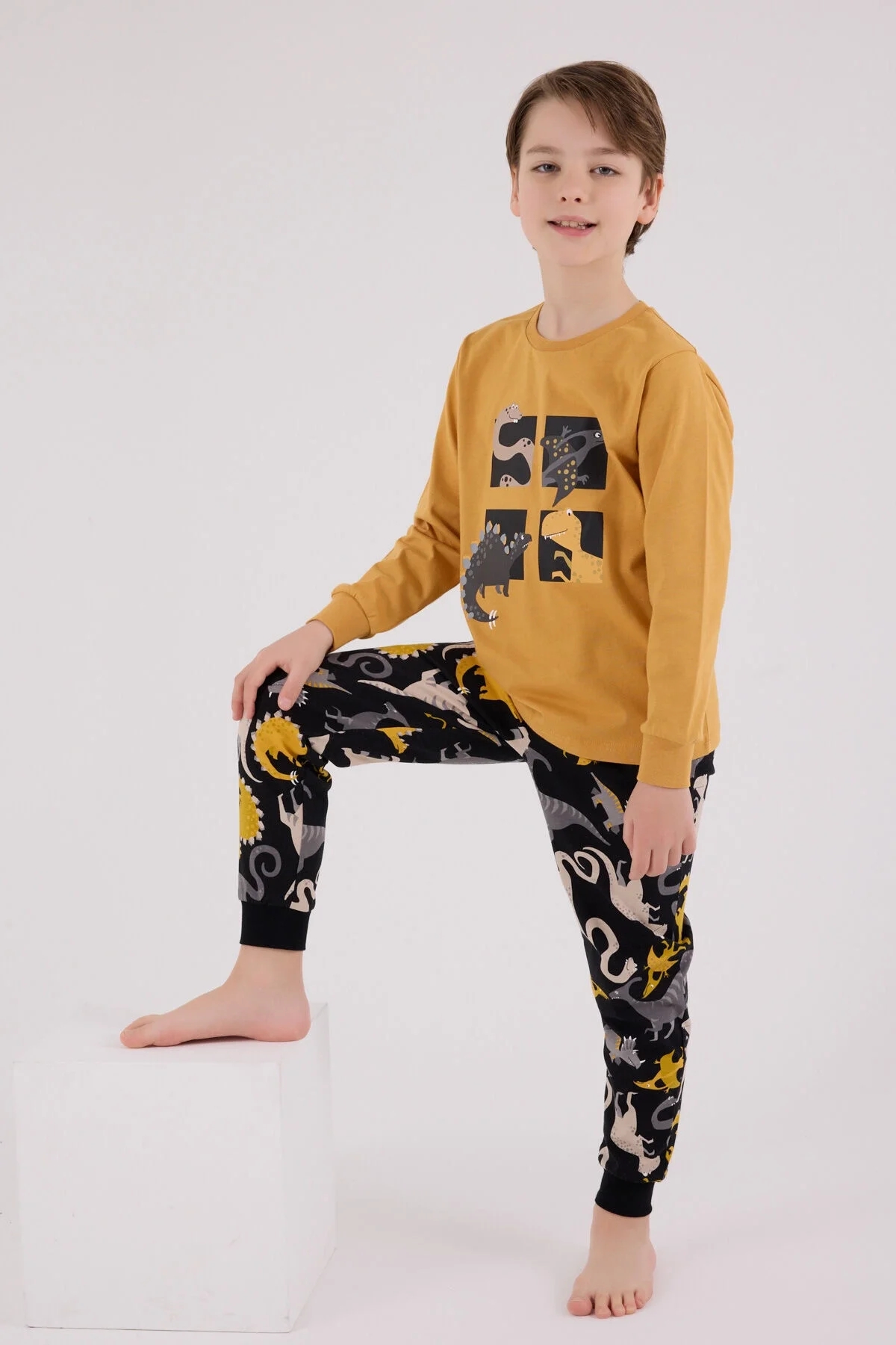Sarı dino desenli erkek çocuk pijama takımı, Arnetta marka, uzun kollu üst ve desenli pantolon, çocuk giyim