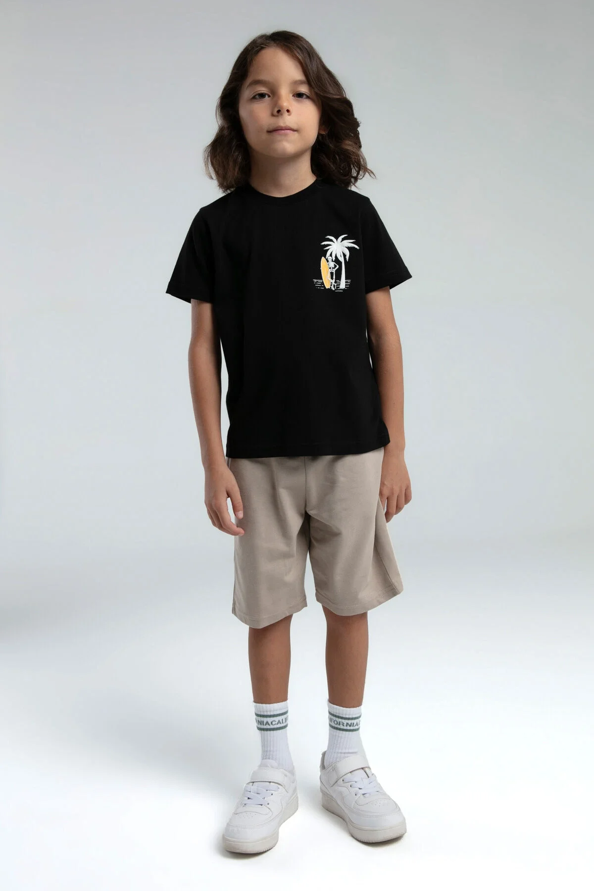 Siyah Bermuda Takım, Arnetta marka erkek çocuk yazlık giyim, kahverengi kısa pantolon, beyaz spor ayakkabı ve t-shirt ile takımlı çocuk modeli