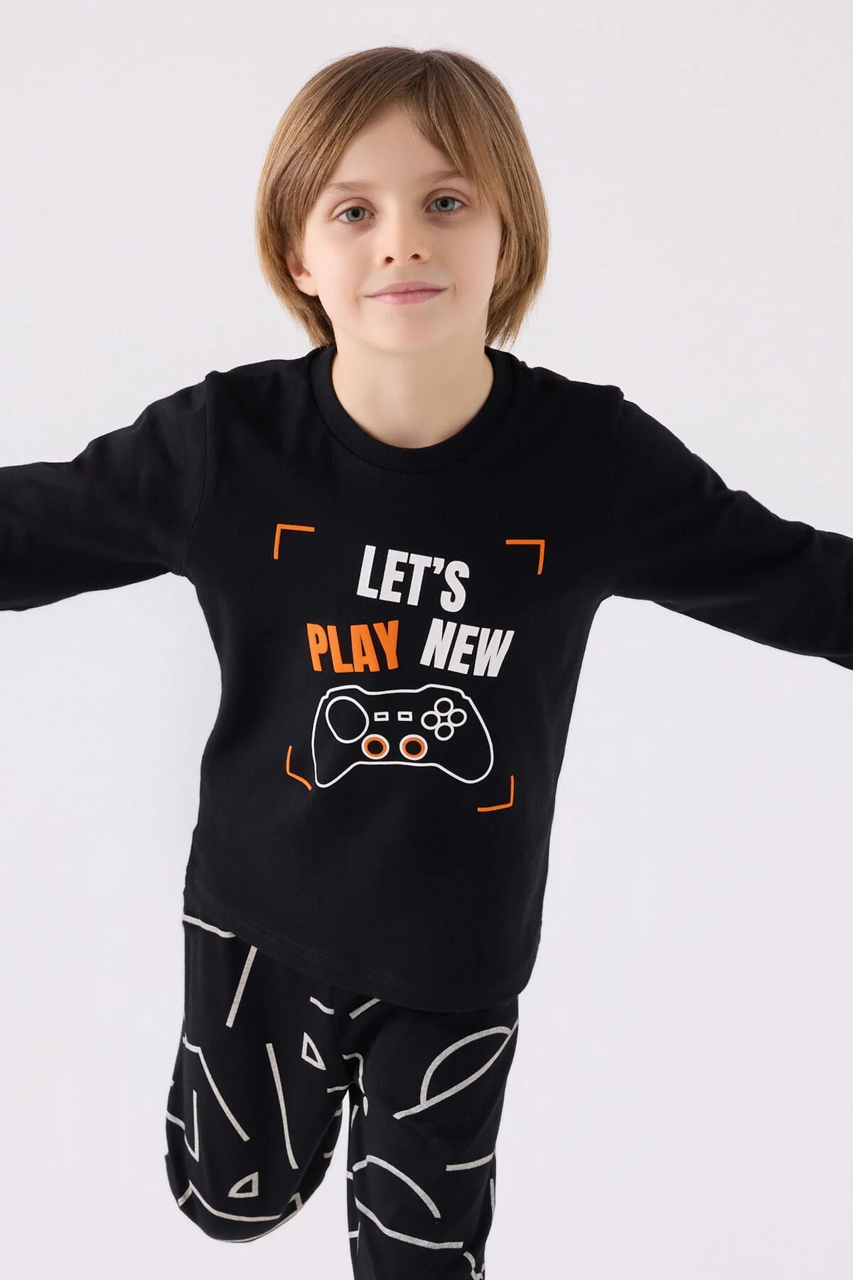 Siyah oyun kumandası desenli erkek çocuk pijama takımı, Arnetta markası, oyun tutkunları için ideal pijama