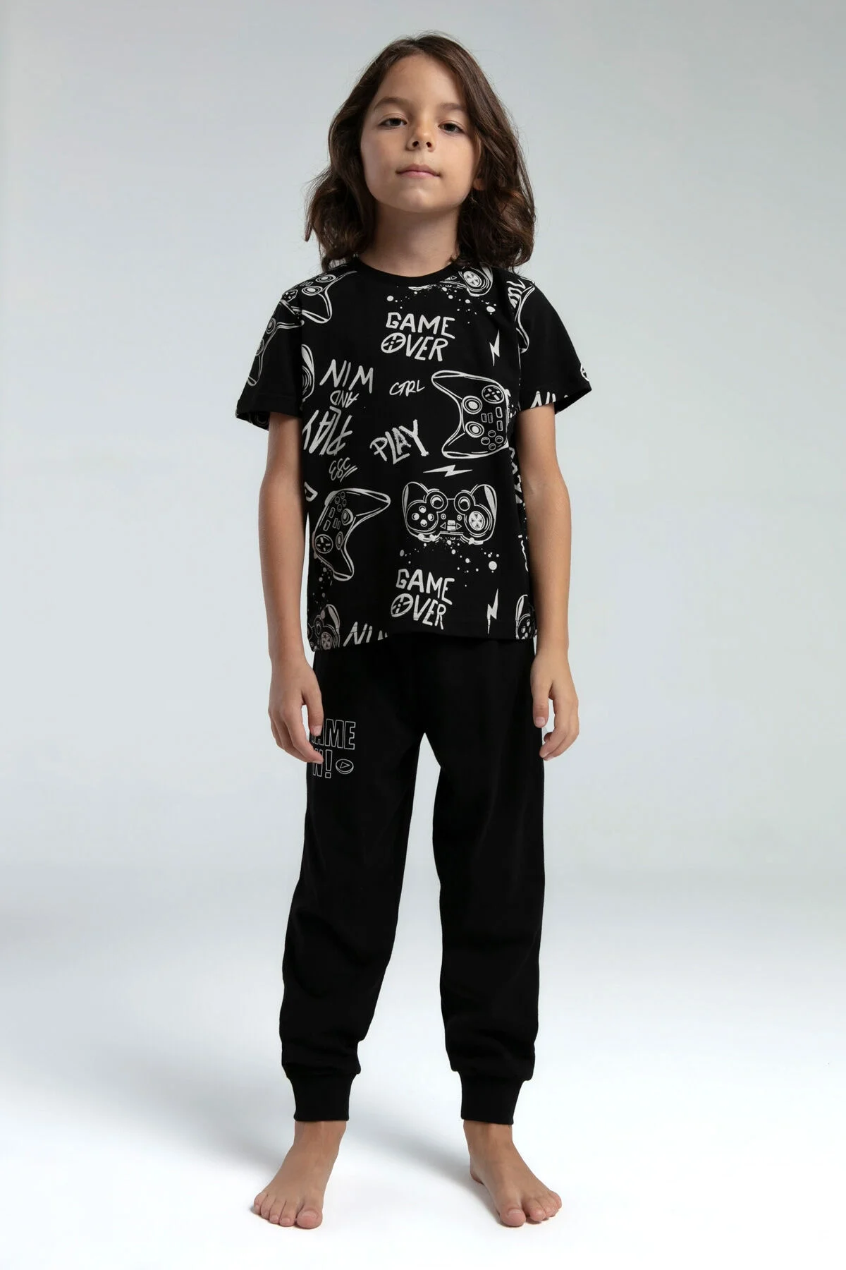 Siyah oyun temalı erkek çocuk pijama takımı, gaming desenli üst ve pantolon, Arnetta markası, çocuk iç giyim