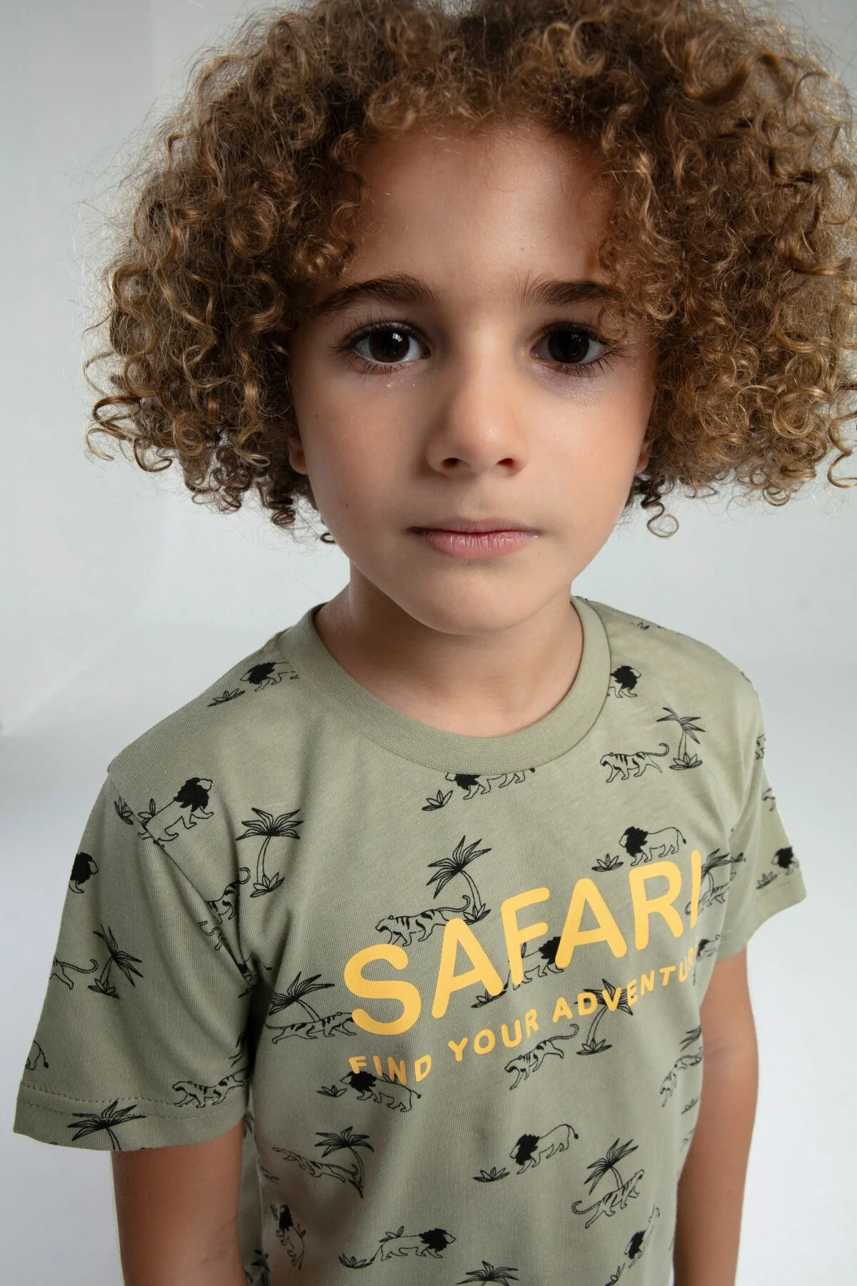 Yeşil safari desenli erkek çocuk kapri takım elbette, Arnetta marka çocuk iç giyim, kıyafet detayları ve model pozisyonu