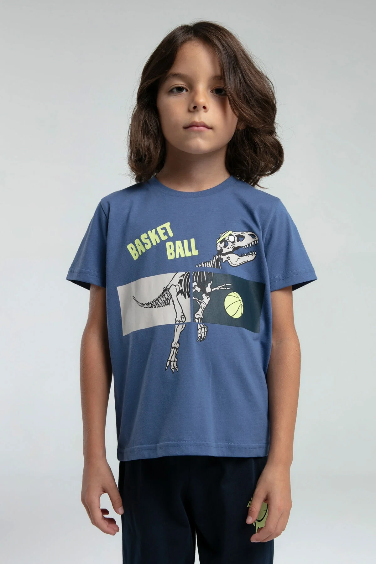 Mavi dino baskılı erkek çocuk pijama takımı, basketbol ve kıkırdaş desenli, Arnetta markası, çocuk iç giyim