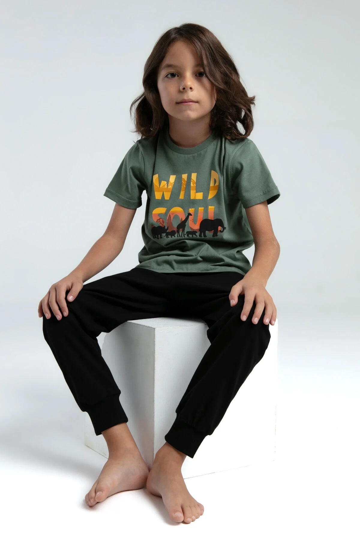 Yeşil 'Wild Soul' desenli erkek çocuk pijama takımı, Arnetta markası, kıyafet ön görünümü, koyu siyah pantolonlu