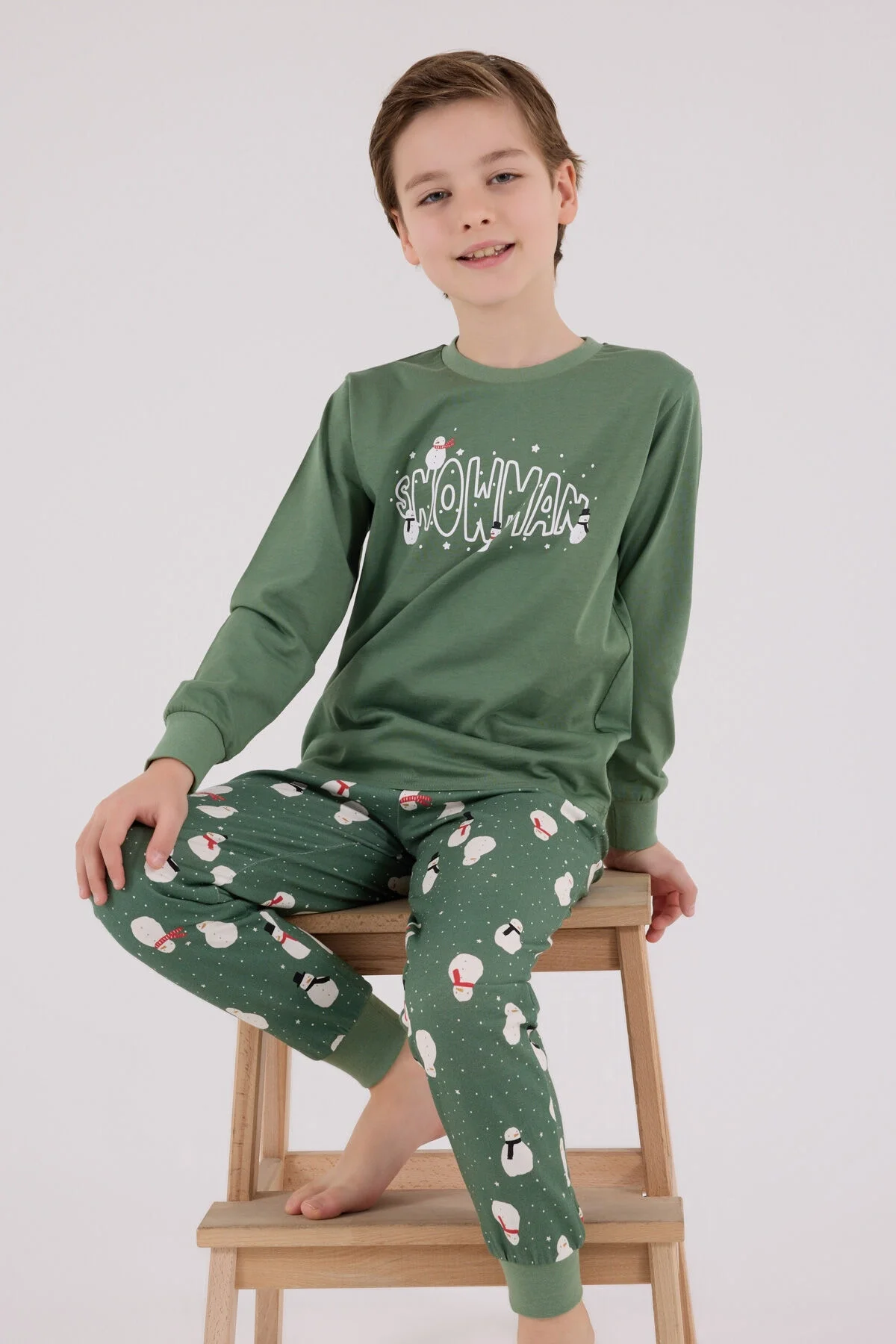 Yeşil karikatür snowman desenli erkek çocuk pijama takımı, Arnetta marka, tam vücut görünümü